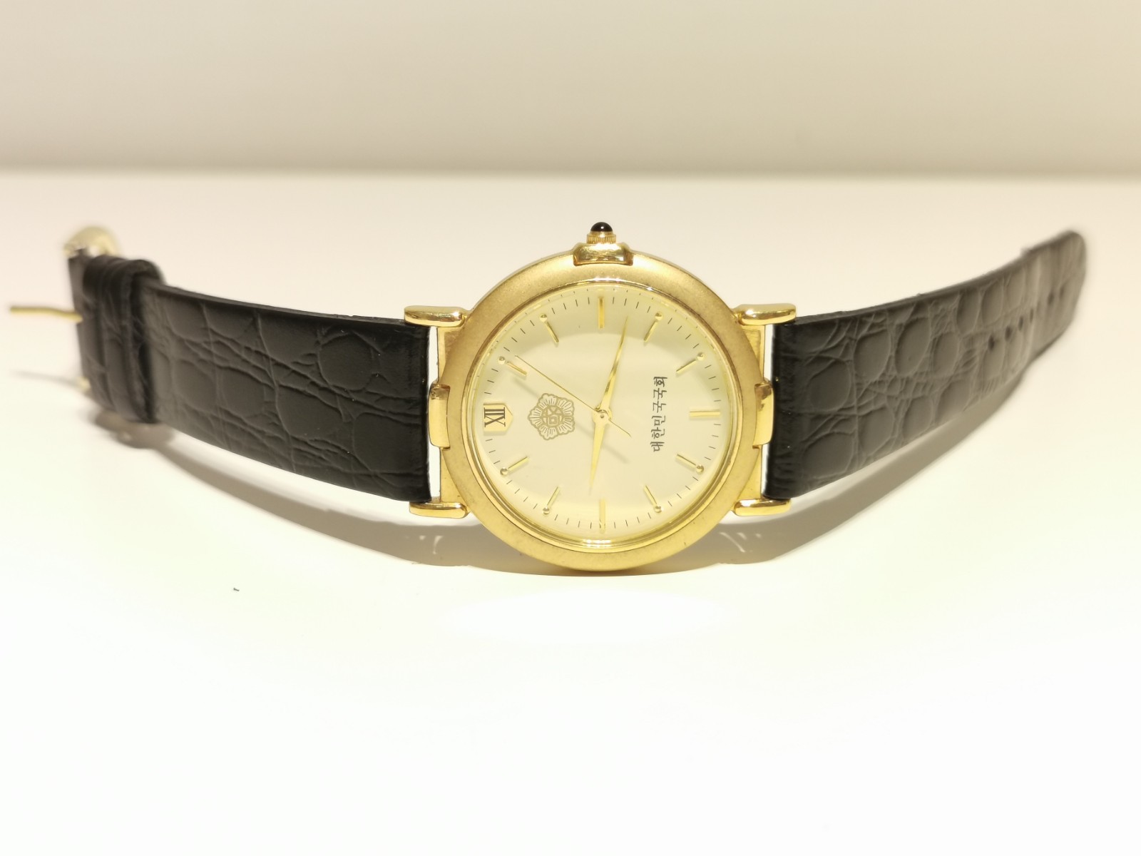 RETRO MEN’S WOMAN ADVERTISING NATIONAL ASSEMBLY REPUBLIC OF KOREA QUARTZ WATCH