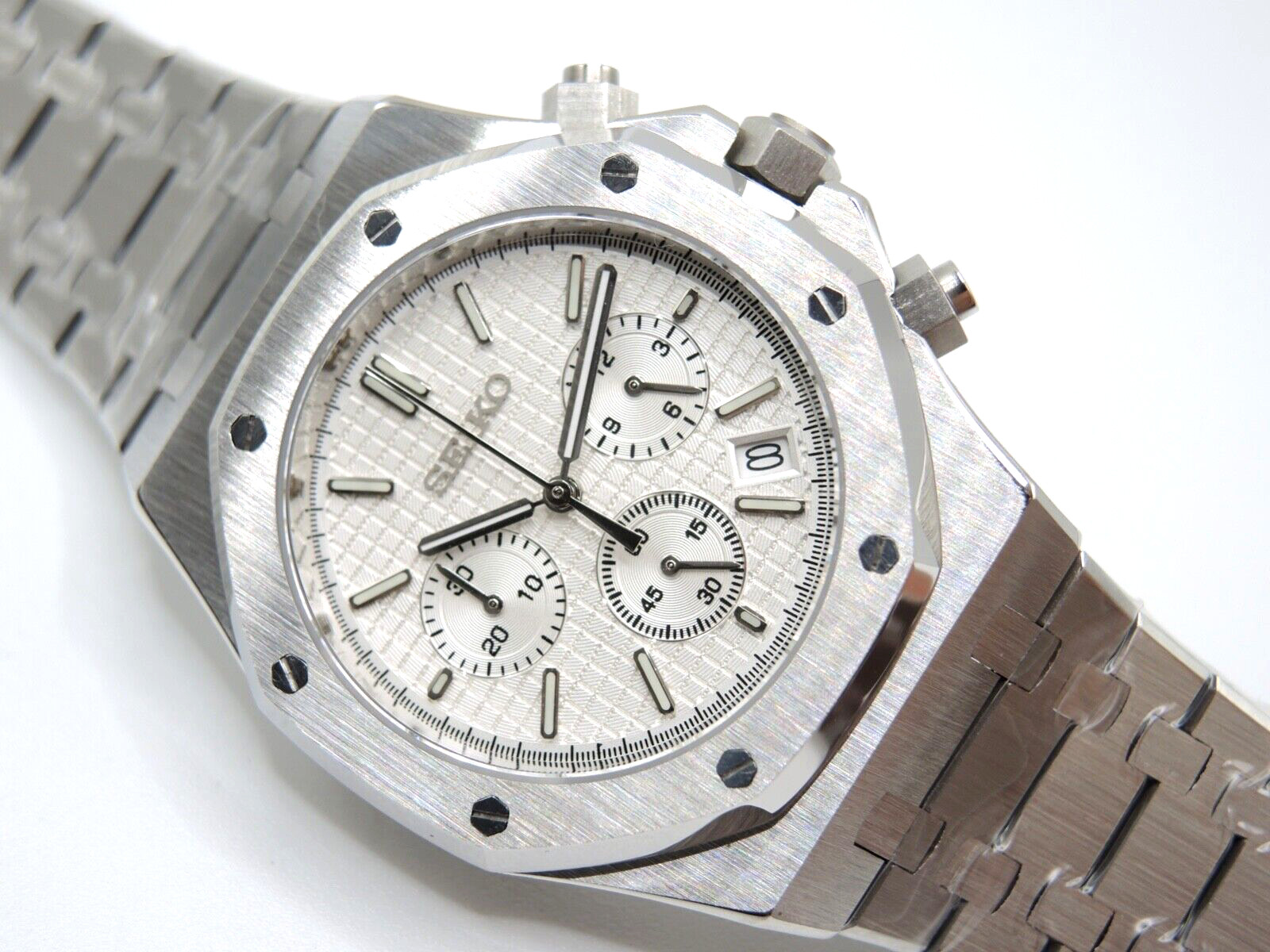 NEW CHRONOGRAPH QUARTZ DATE CAL. VK63A JAPAN SILVER WAFFLE DIAL ROO STYLE WATCH
