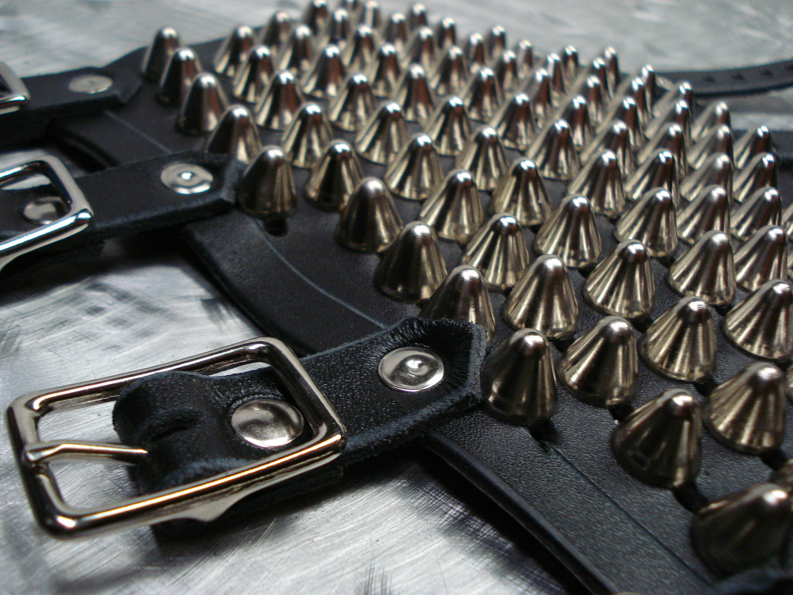 LEATHER UNISEX CONE STUDS GAUNTLETS.THRAS METAL… (MDLUG0312)….MANTAS’S