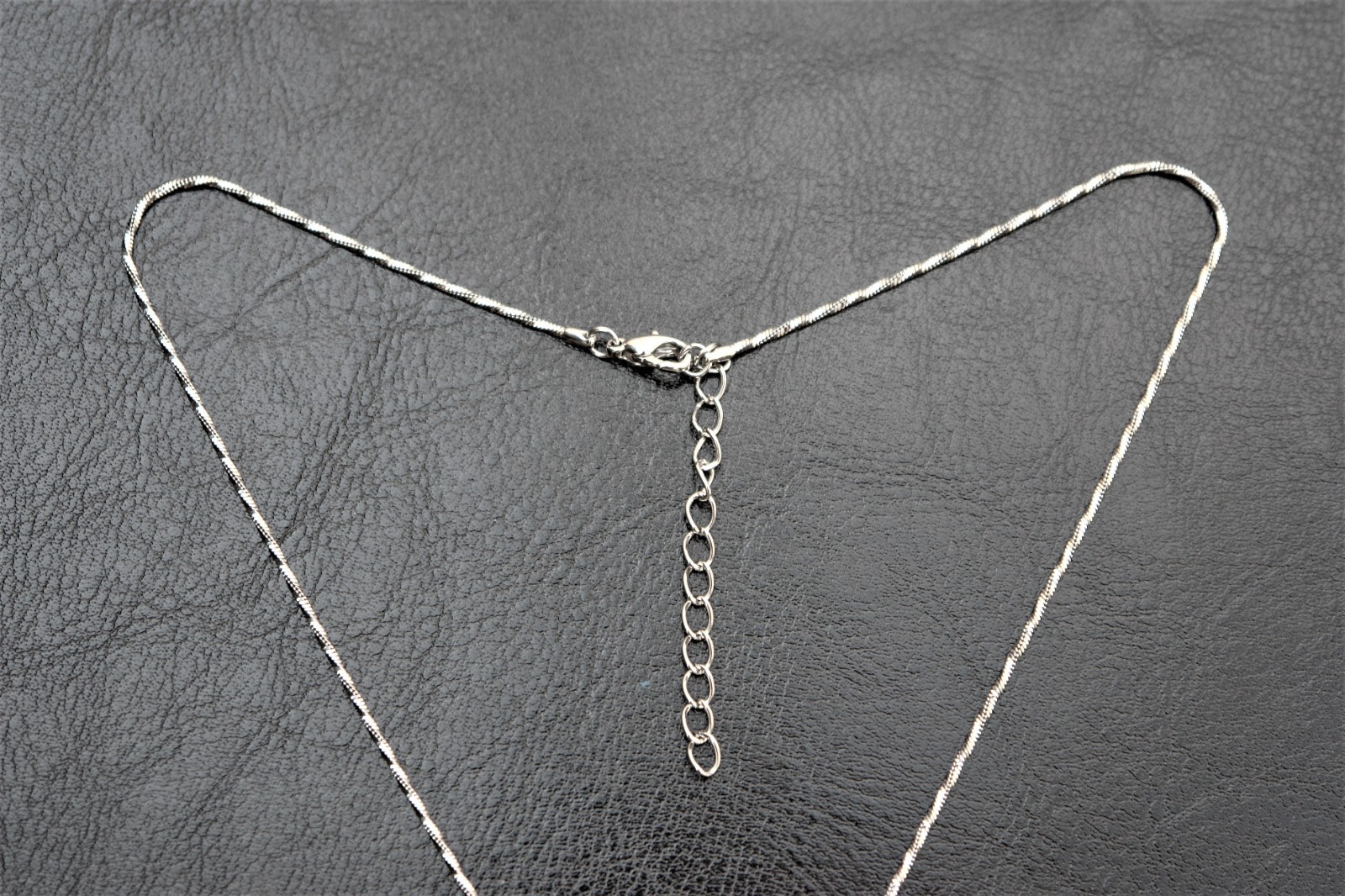 SILVER TONE DIAMANTE HEART SHAPED PENDANT NECKLACE IN EXCELLENT USED CONDITION