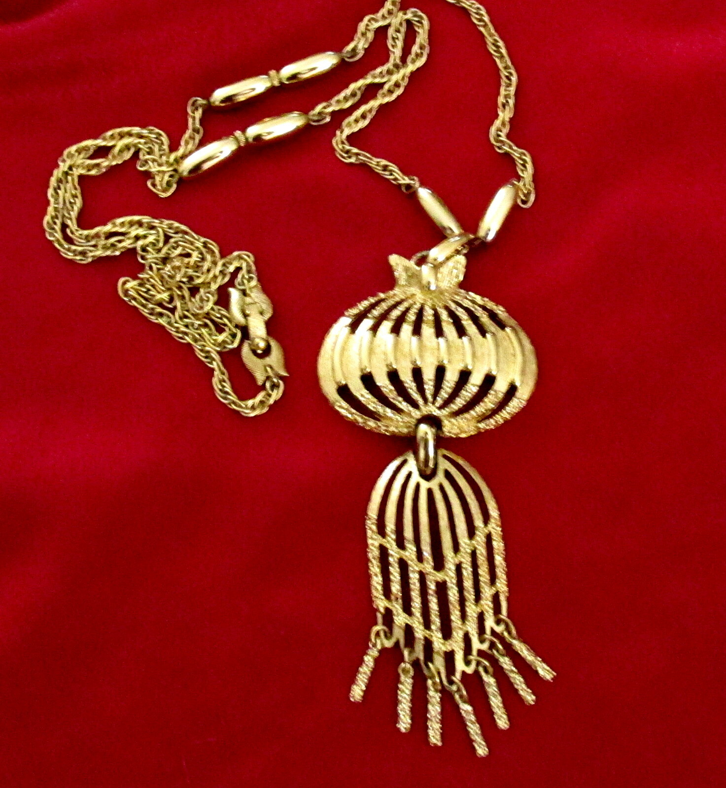 VTG RUNWAY MONET 1970 BOOK PIECE “FLORENCIA” GP ORNATE FRINGE PENDANT NECKLACE