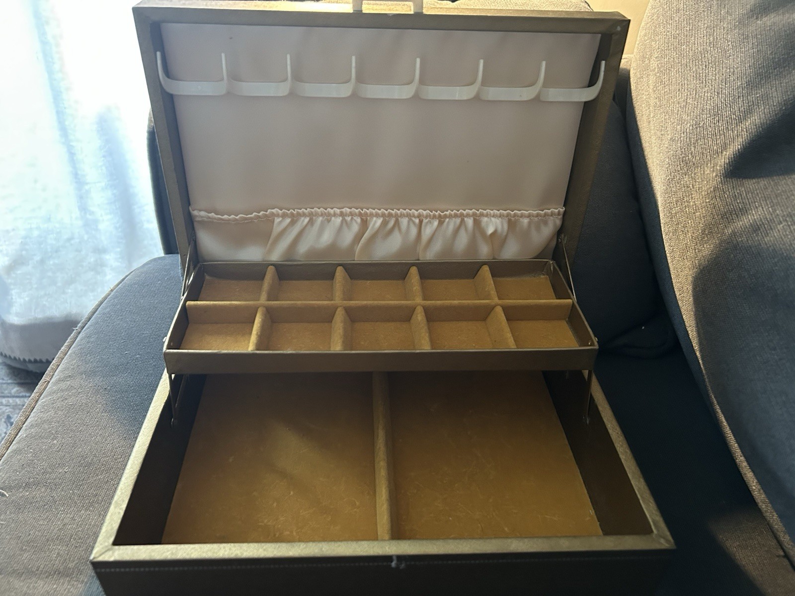 Vintage Mele Jewelry Box with 2 Tiers to Store Jewelry. In Excellent Condition