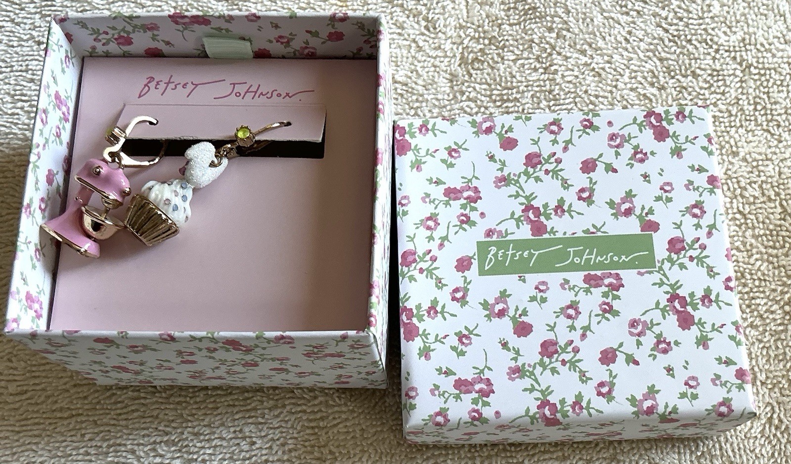 BETSEY JOHNSON Cupcake & Mixer Mismatch Pink & White Gold Drop Earrings – NEW!