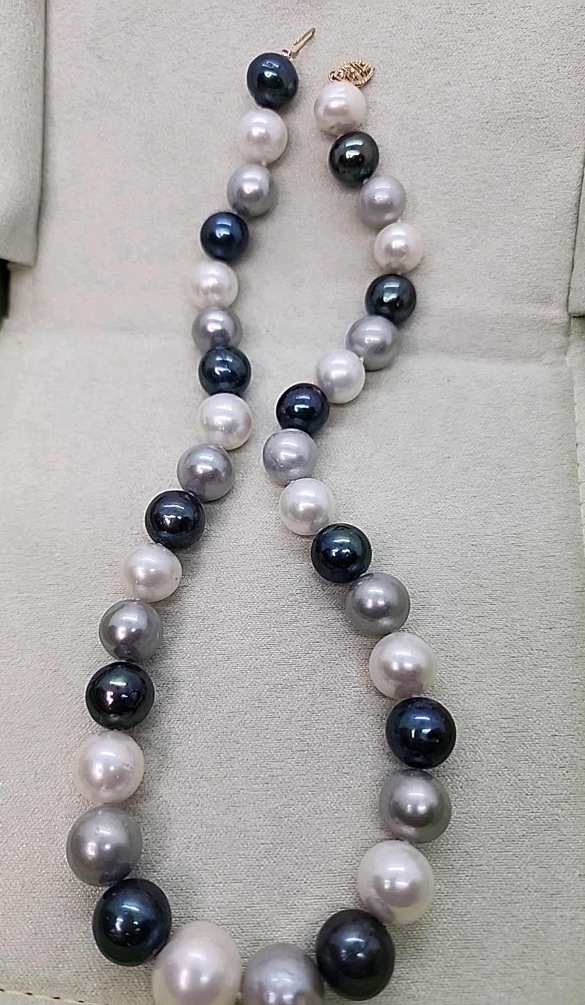 14k Yellow Gold 10mm Natural White, Black & Gray Cult. Freshwater 18″ Necklace