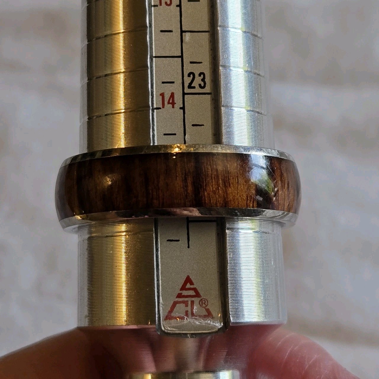 Mens Titanium & Wood Grain Design Ring Lightweight Sz 14.5