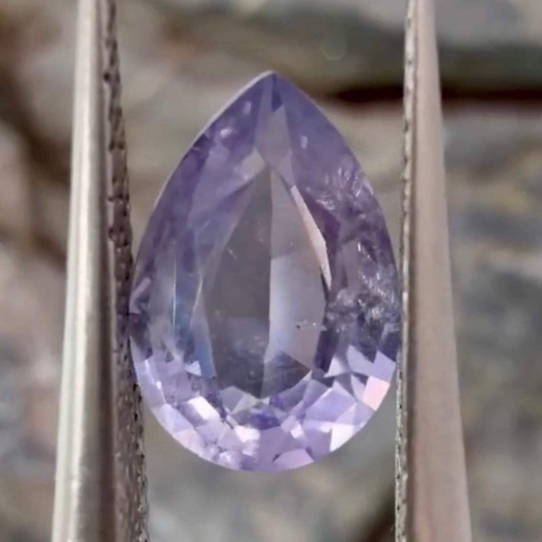 AIG Certified 1.39Ct Natural Unheated Exceptional Color-Changing Sapphire