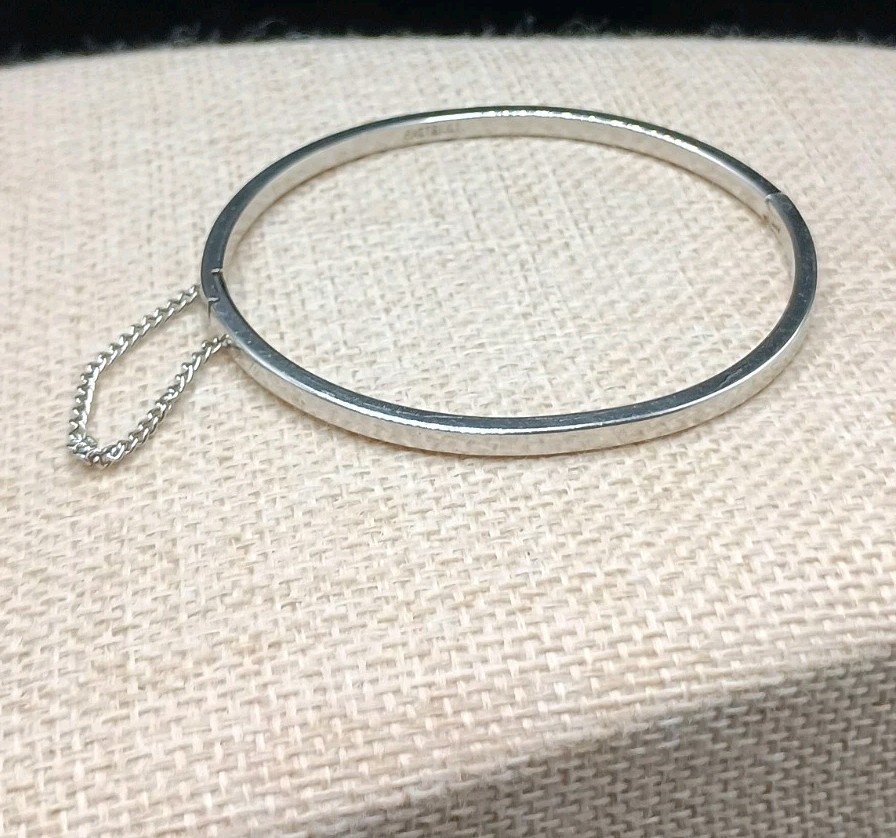 Vintage Pastelli Hinged Bangle Bracelet Silver Tone 7″ Saftey Chain Push Lock