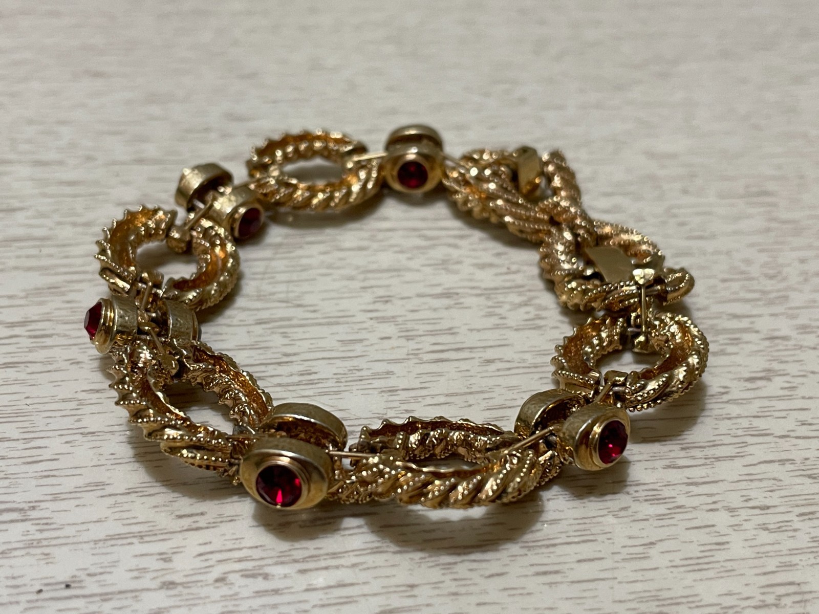 JACKIE KENNEDY HEAVILY TEXTURED RINGS WITH CLEAR AND RED RONDEL ENDCAPS BRACELET