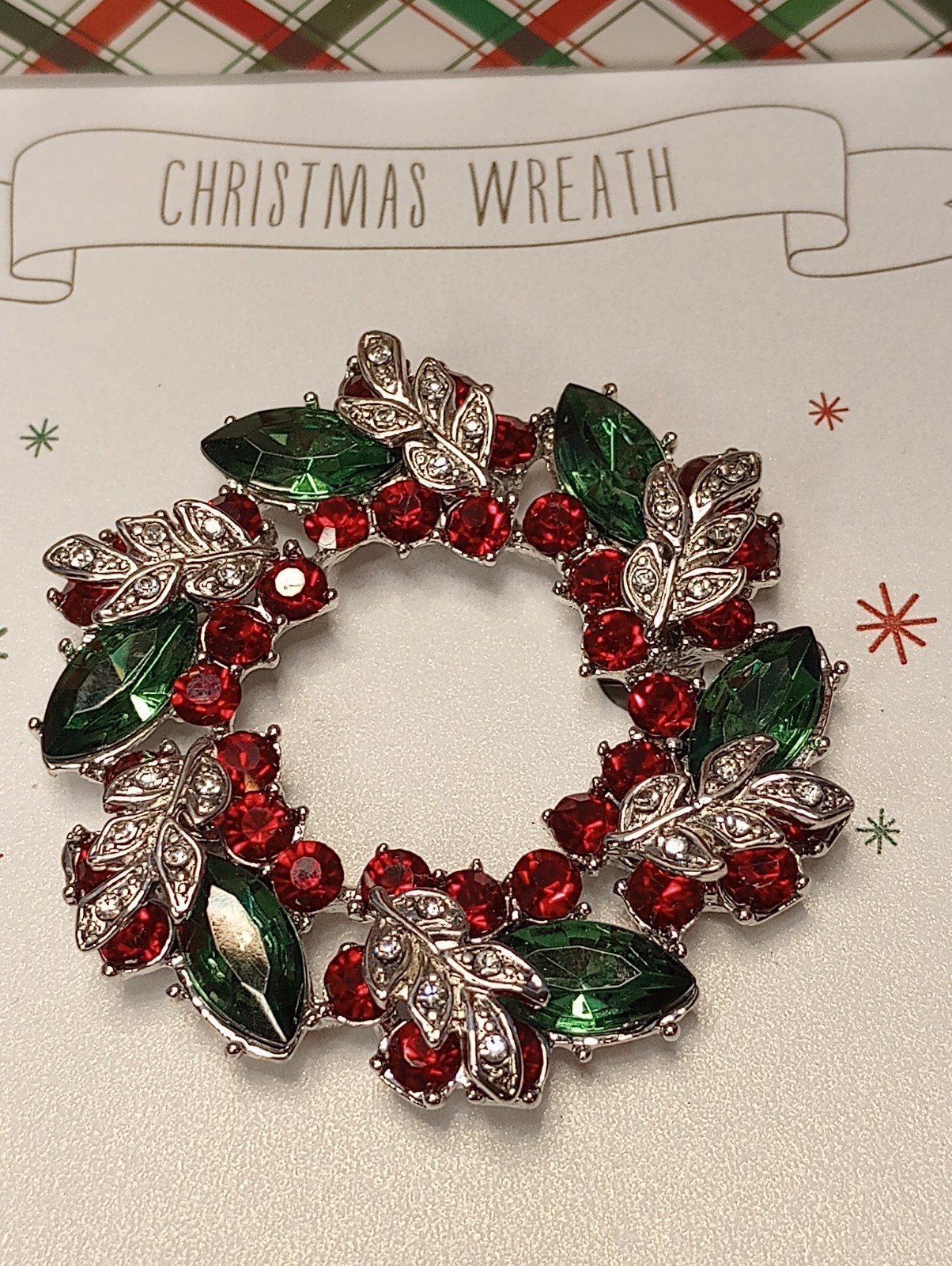 ROMAN INC CHRISTMAS JEWEL HOLY WREATH STORY PIN BROOCH RED GREEN BOXED