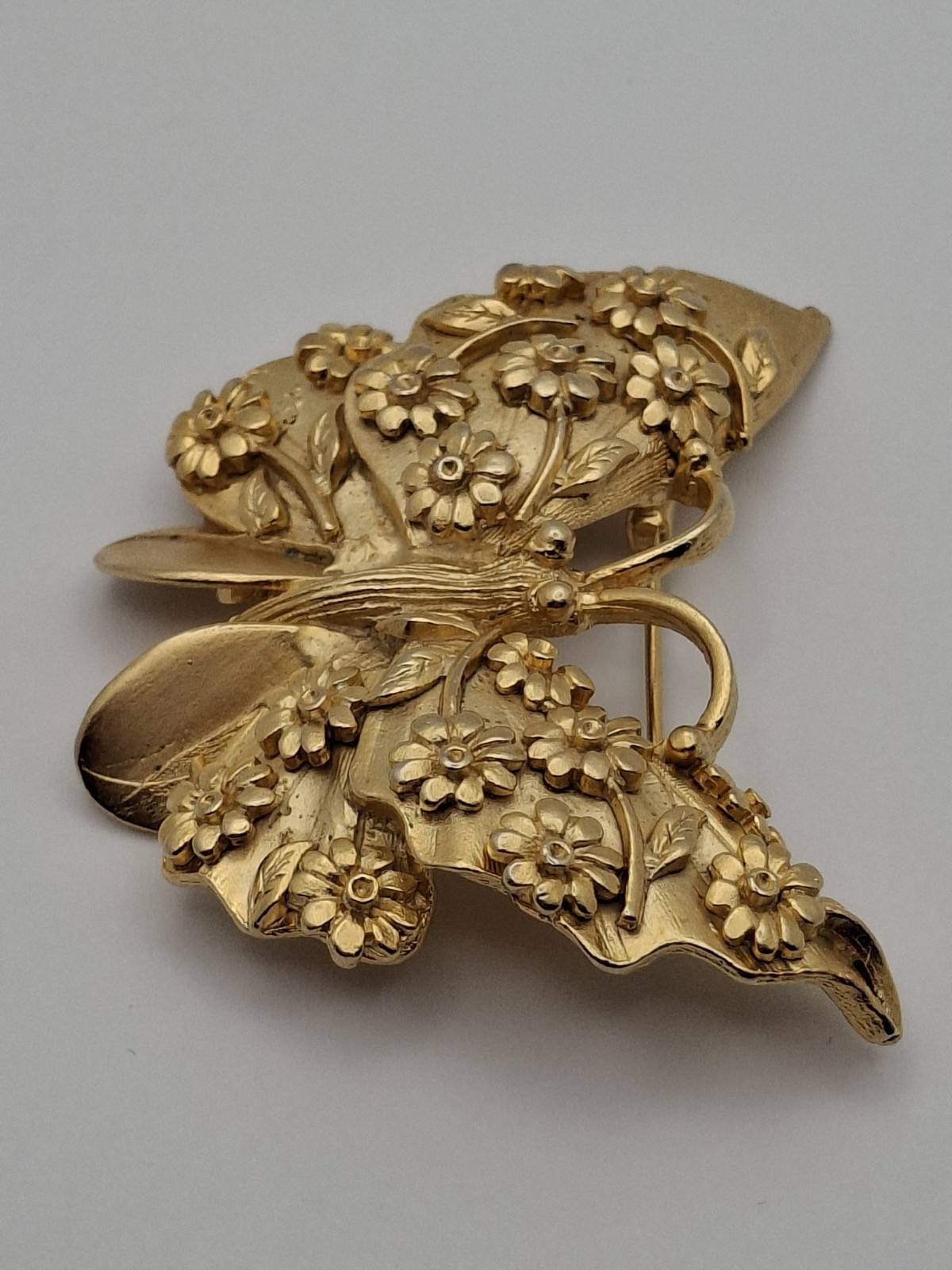 BSK 1970’s Butterfly Daisy Brooch Lapel Pin 2″ x 2.25″