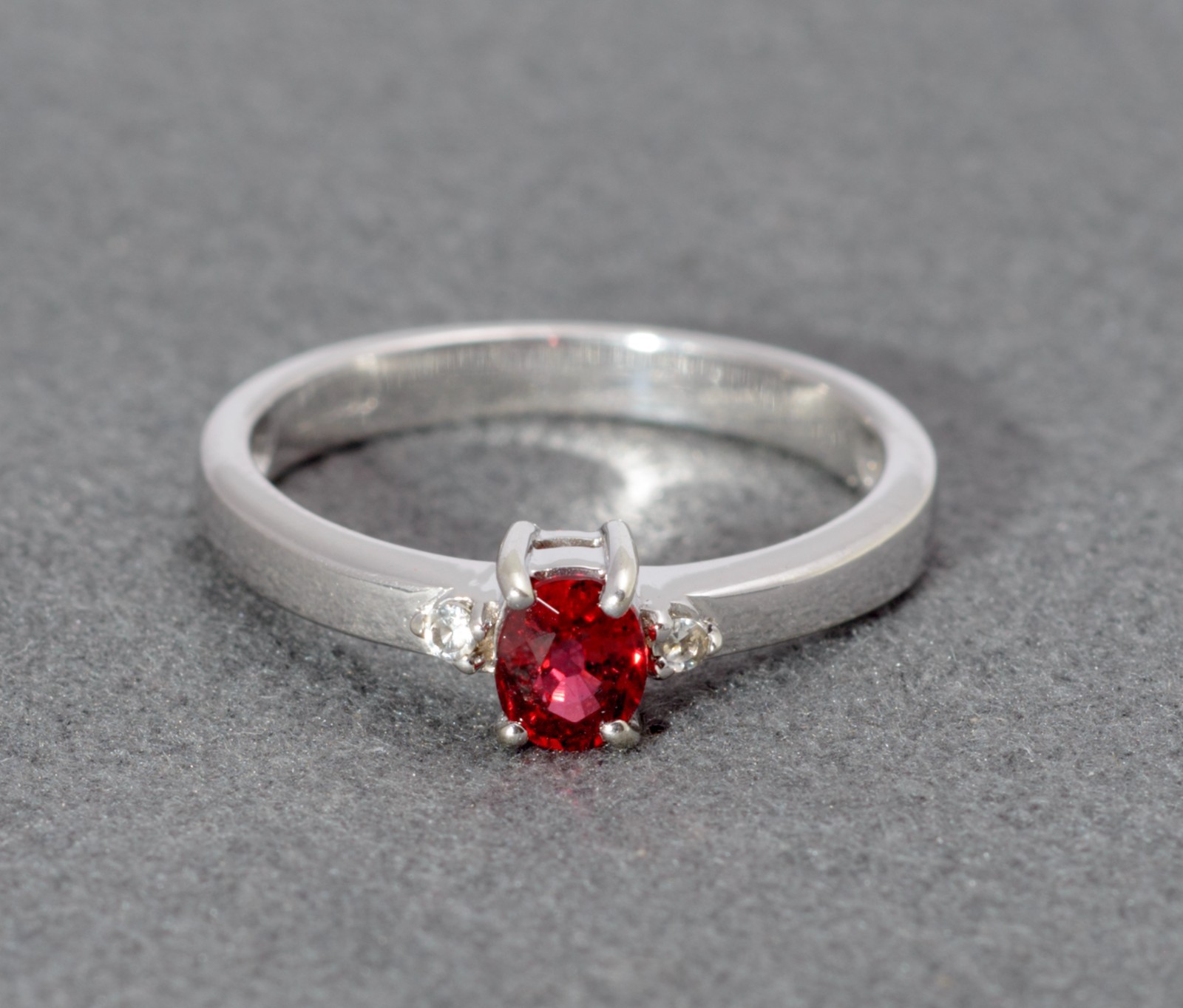 9ct White Gold Ring – Lab Created Ruby / White Topaz – Size N – Hallmarked 2007