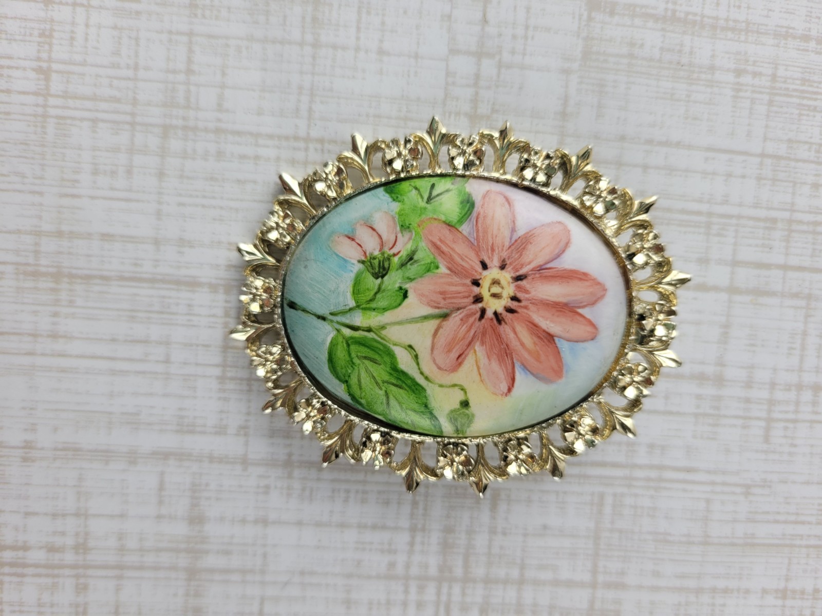 Vintage Hand Painted Floral Flower Cosmos Daisy Gold Tone Cameo Style Brooch