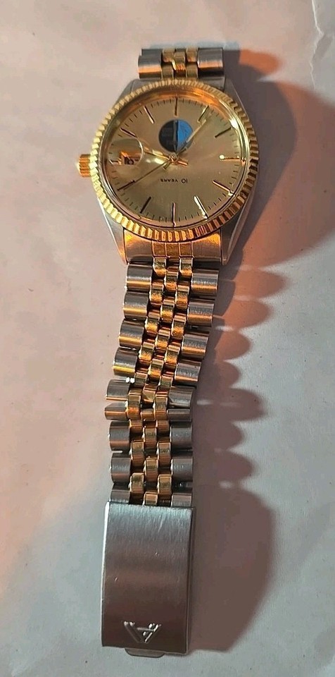 A.W.C. American Watch Company Oldsmobile Service Guild 10 Years Service Miyota
