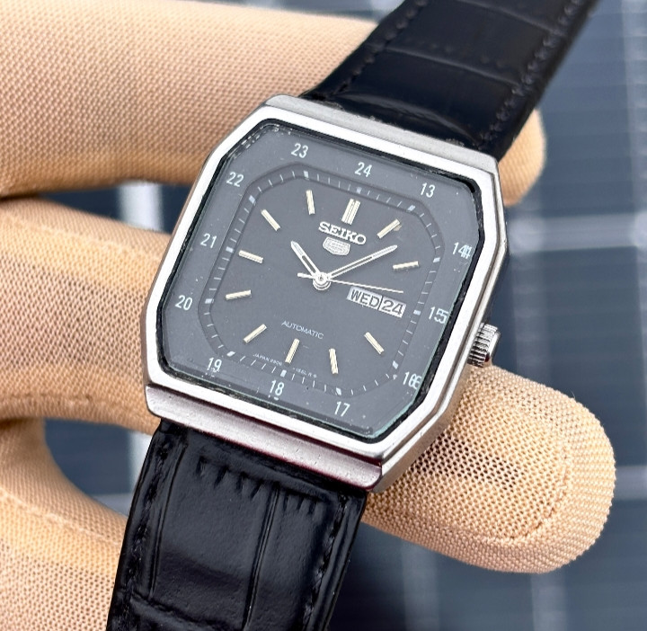Vintage Seiko 5 Automatic Black Railway Dial Japan Made Unisex Watch 2906-5450.