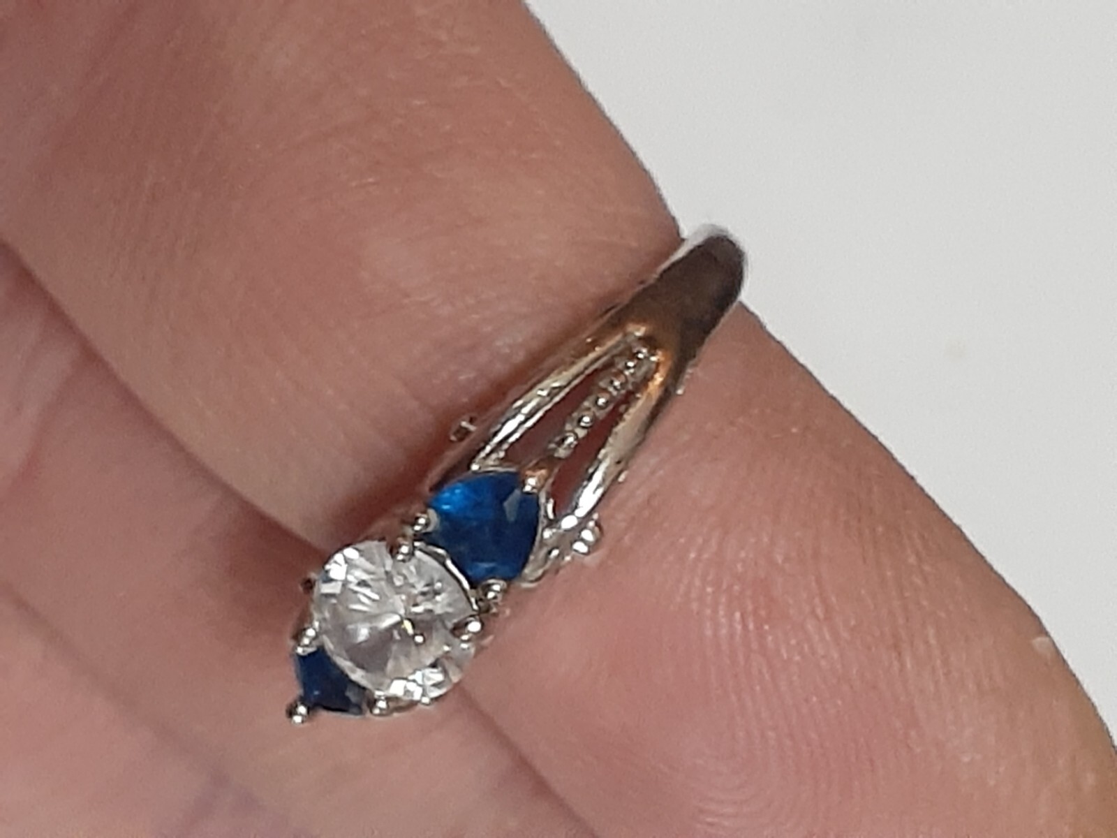 blue & white/colorless prong set stone trio Silvertone ring size 6.5