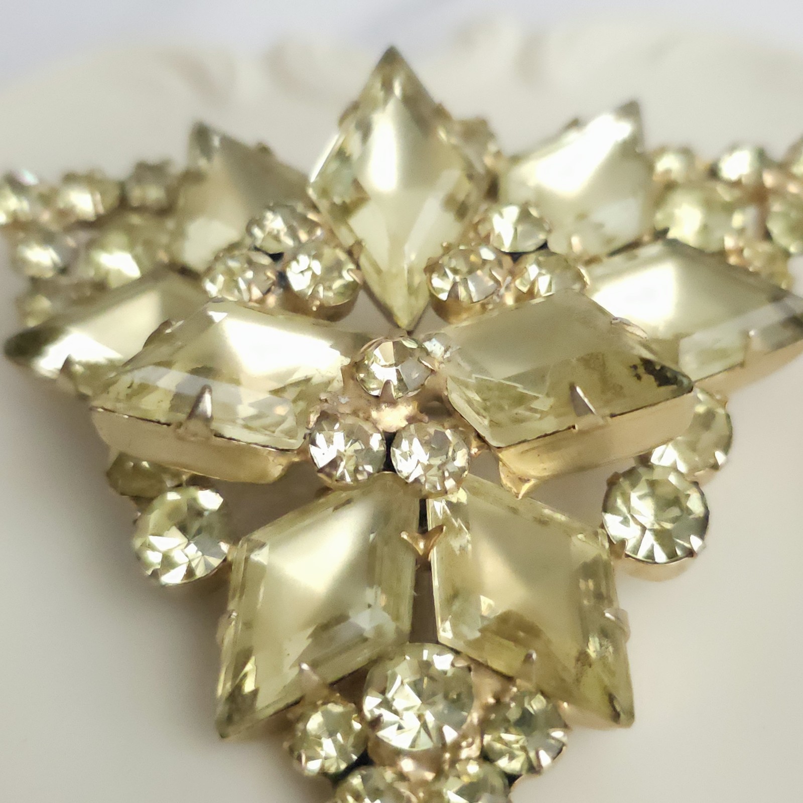 Vtg JULIANA D&E Yellow Jonquil Frosted Kite Rhinestone Set Link Bracelet Brooch
