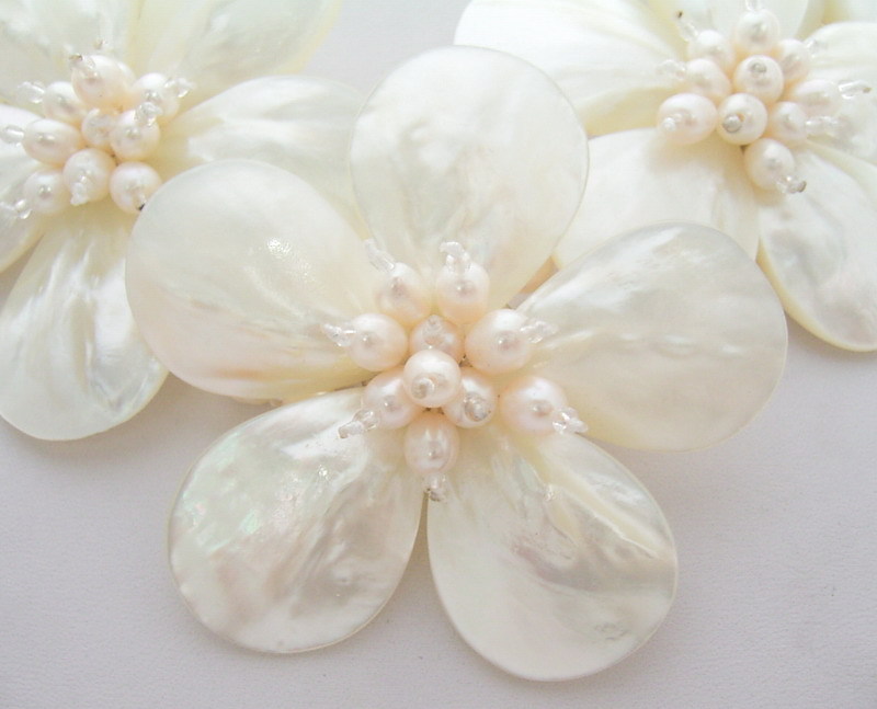 18″ 3 Strands White Pearl Shell Flower Statement Necklace