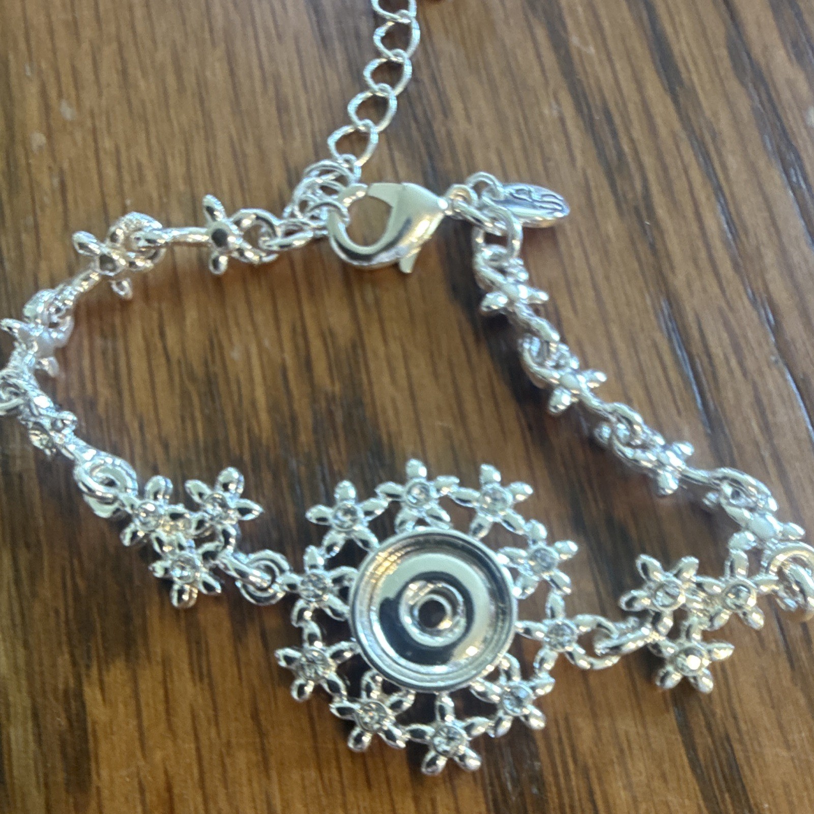 Style Dots Silver-Tone Snowflake Dangle Charm Cable Bracelet – Lobster Clasp Sl