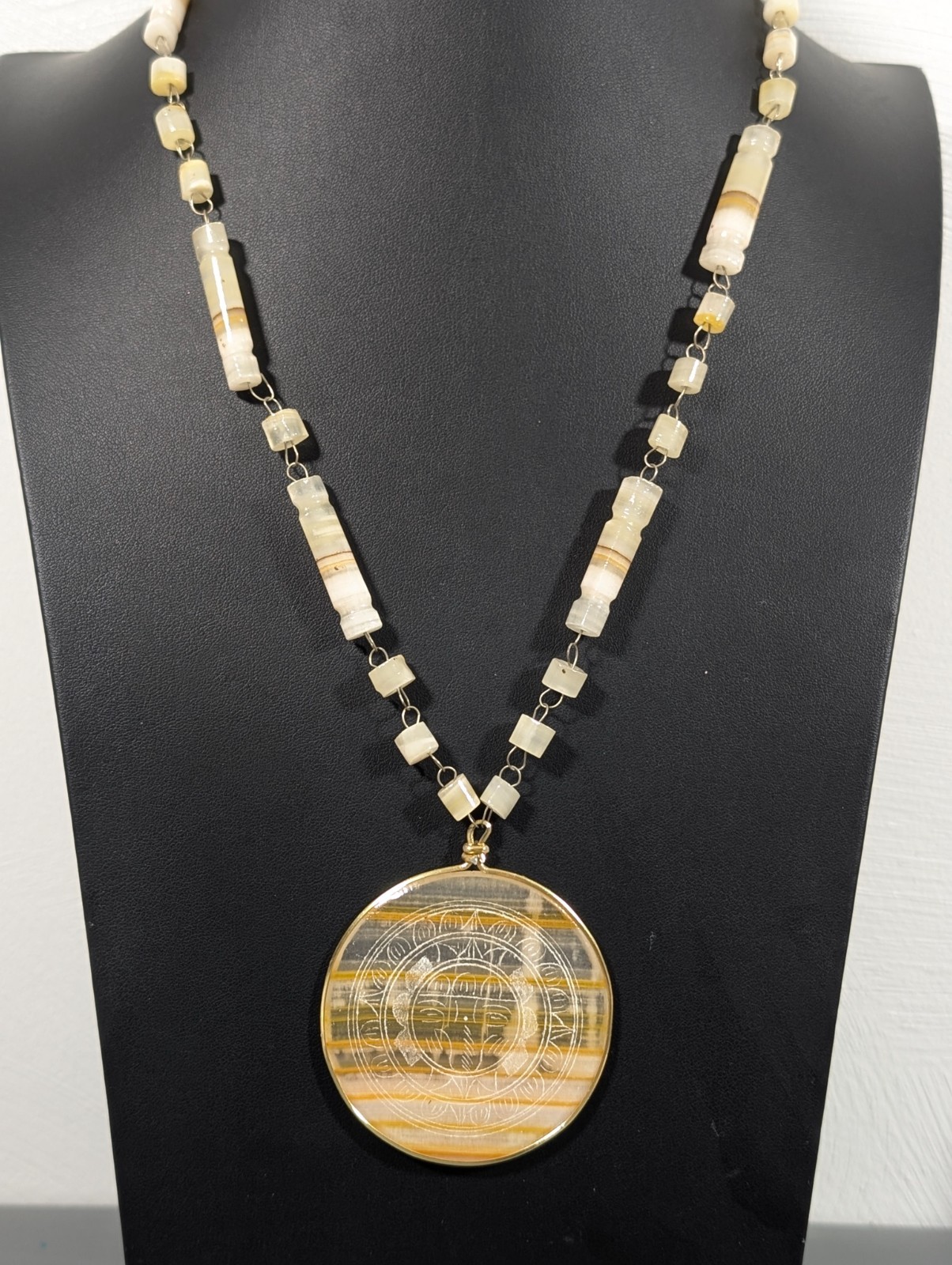 VTG Etched Mayan Sun God Medallion Pendant Neckalce Agate beads 22 in