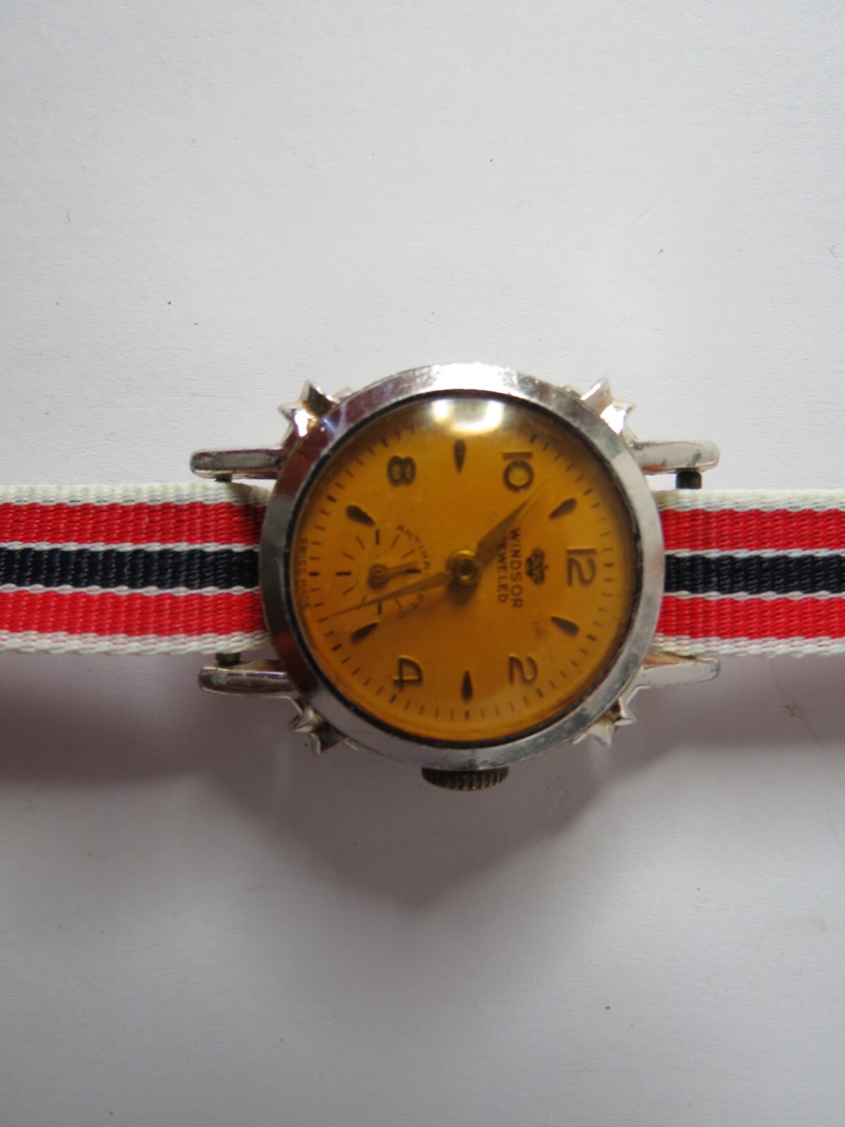 VINTAGE WOMENS WINDSOR JEWLED SWISS MADE ALUMINUM MANUAL WIND WRISTWATCH