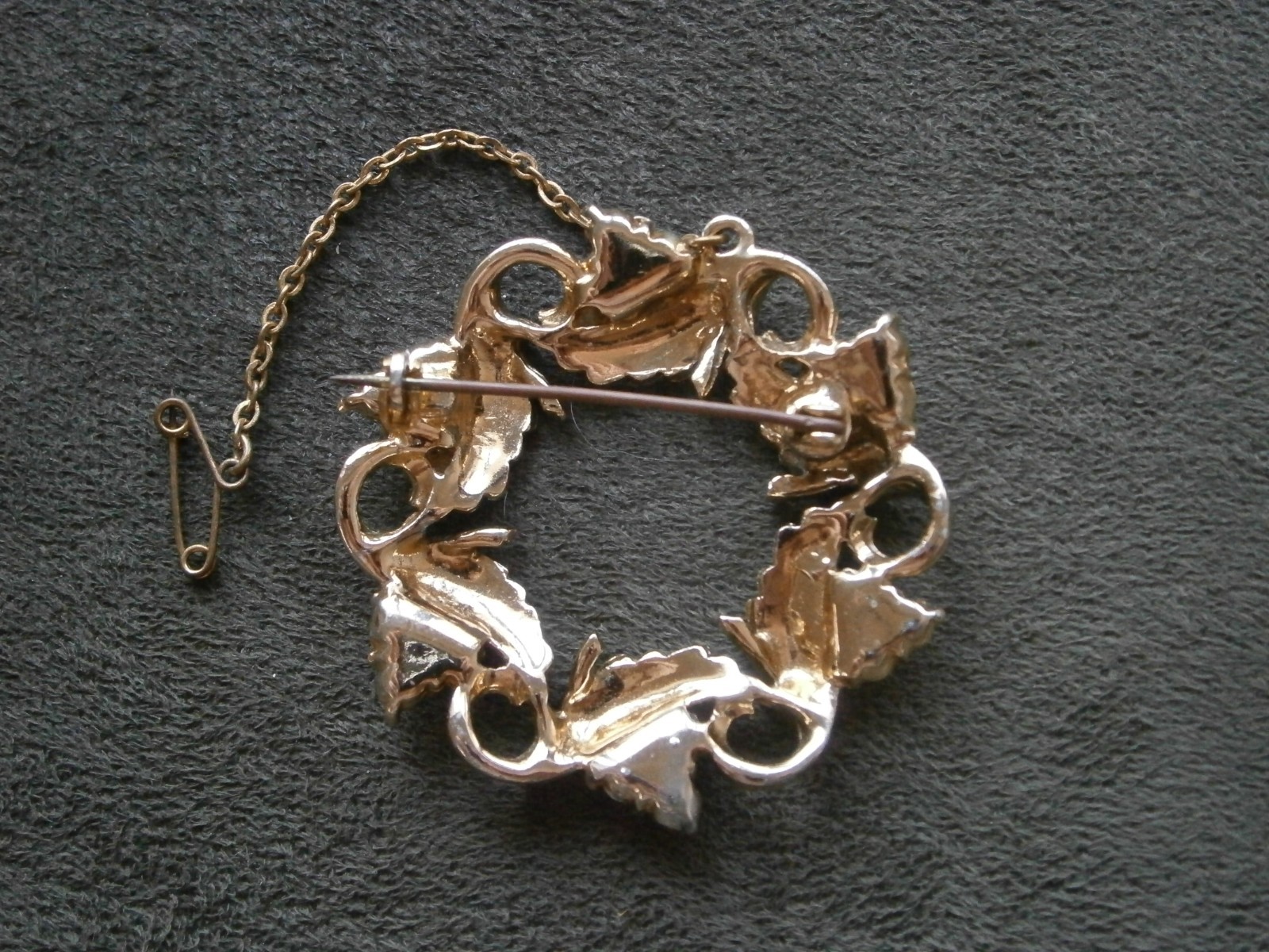 AB Rhinestone Leaf Wreath with Safety Chain Vintage Goldtone Brooch 13.0g