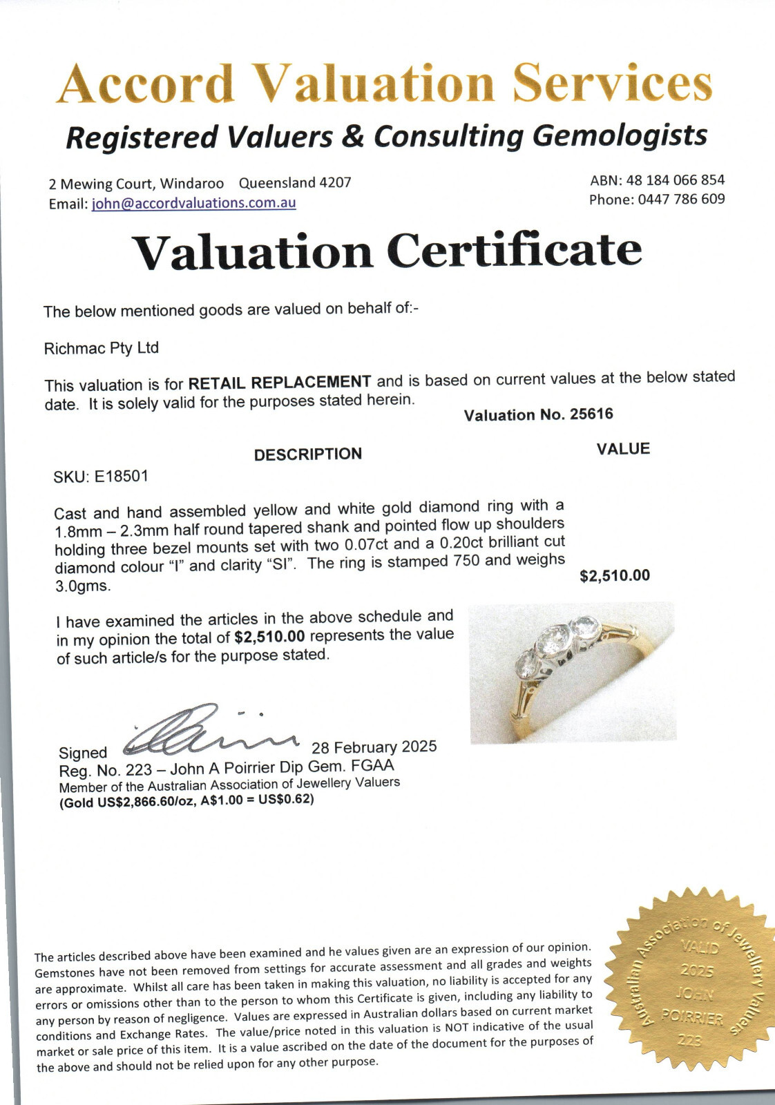 18 ct Yellow and White Gold Diamond Ring, two 0.07ct and a 0.20ct Diamonds
