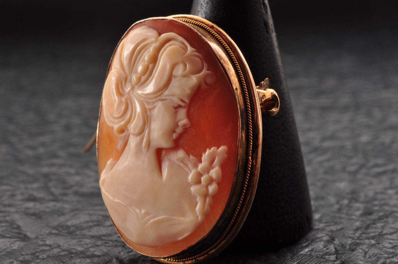 3 items vintage 925, 800 silver oval shell cameo brown and white (Total 75.5ct).