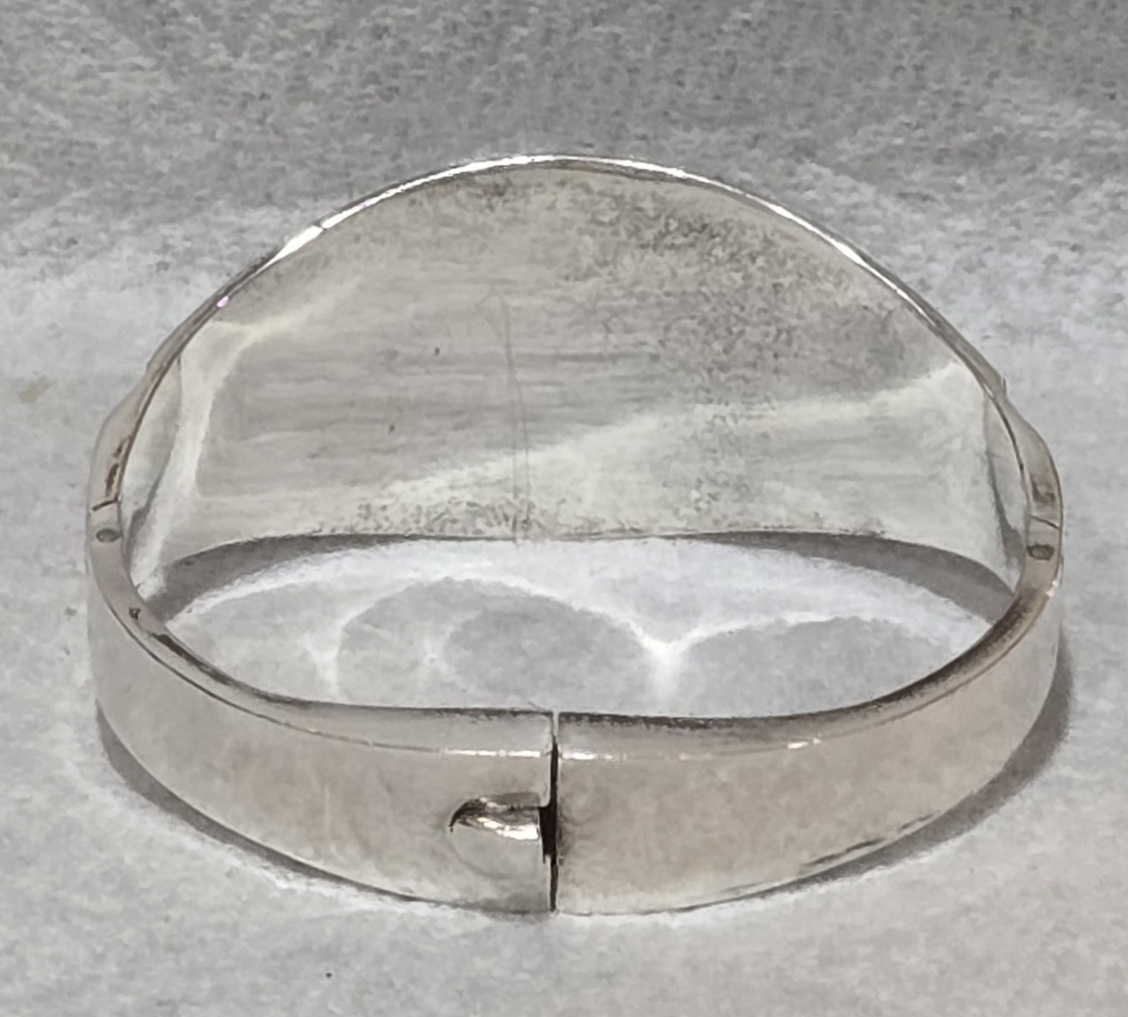 1980s TN-177 MEXICAN MODERNIST Sterling Silver Black Onyx Hinged Clamp Bracelet