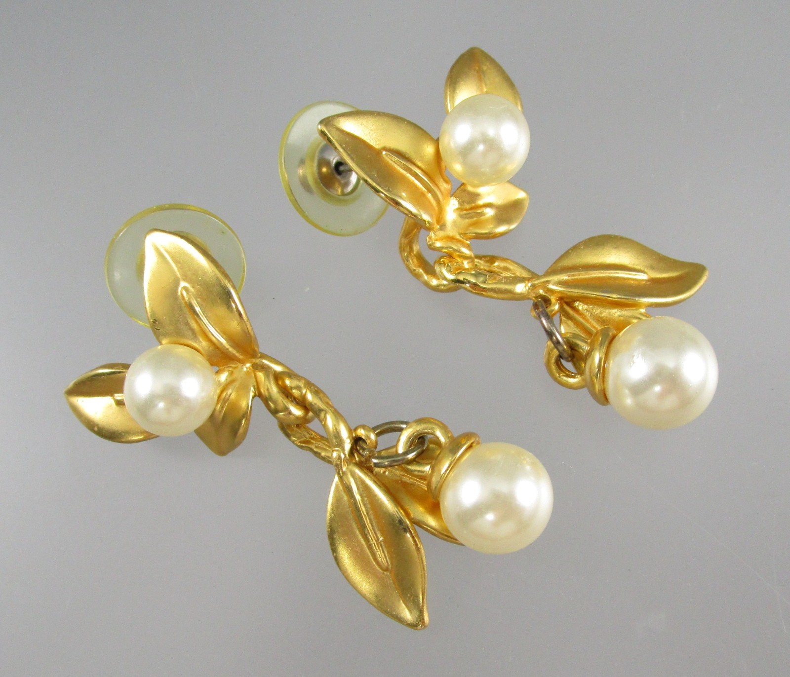 Vtg Satin Matte Brushed Gold tone 1.5″ Leaf Dangle Faux Pearl Post Earrings 190H