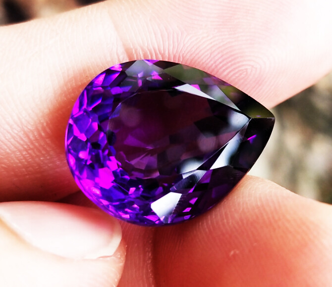 20.50cts. 21x17mm. PAER BEST PURPLE AMETHYST EXCELLENT CUT, GREAT FIRE!