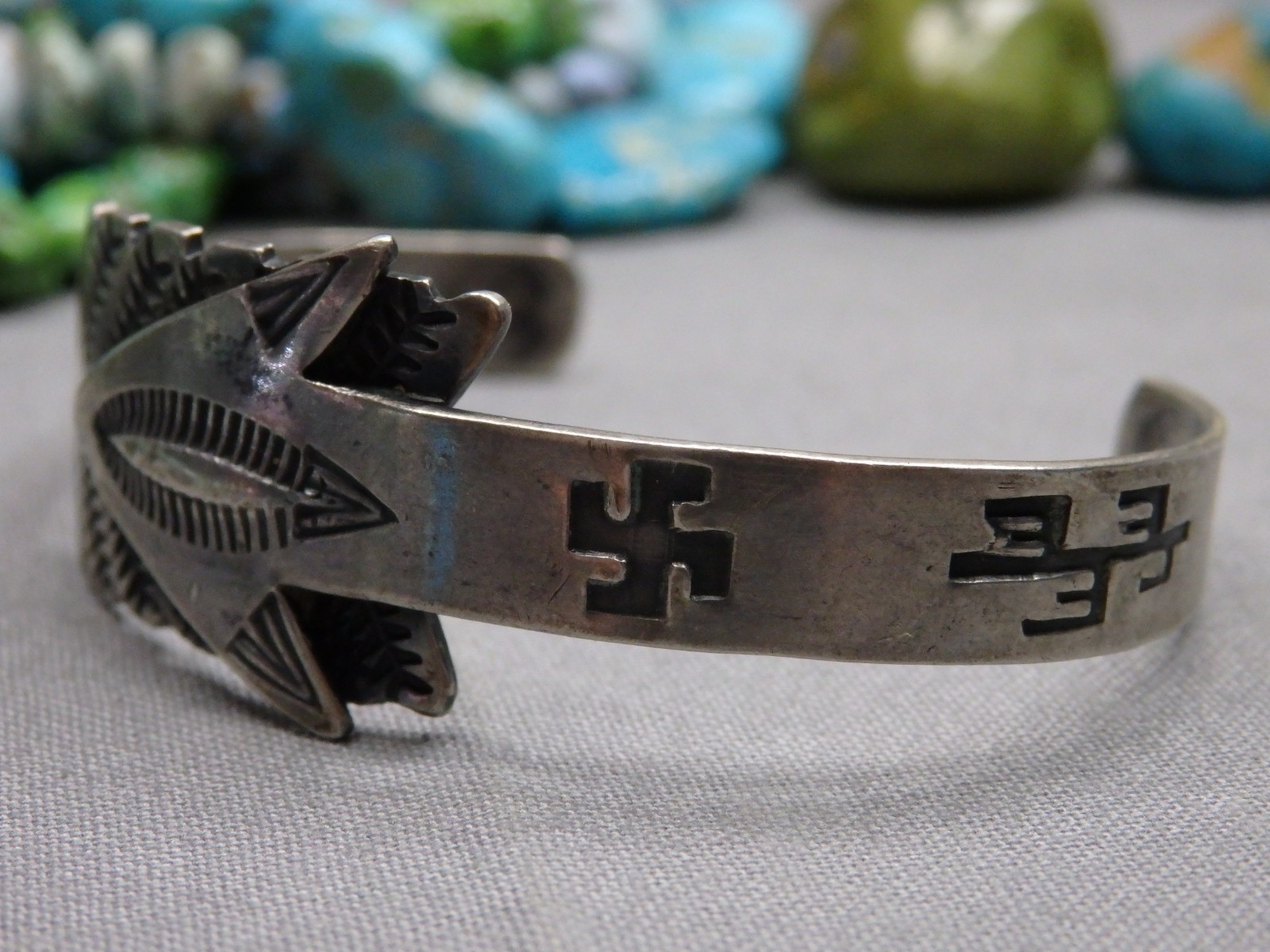 Fred Harvey Era NAVAJO Coin Silver WHIRLING LOGS ARROW Cuff Bracelet 5.25″-6.25″