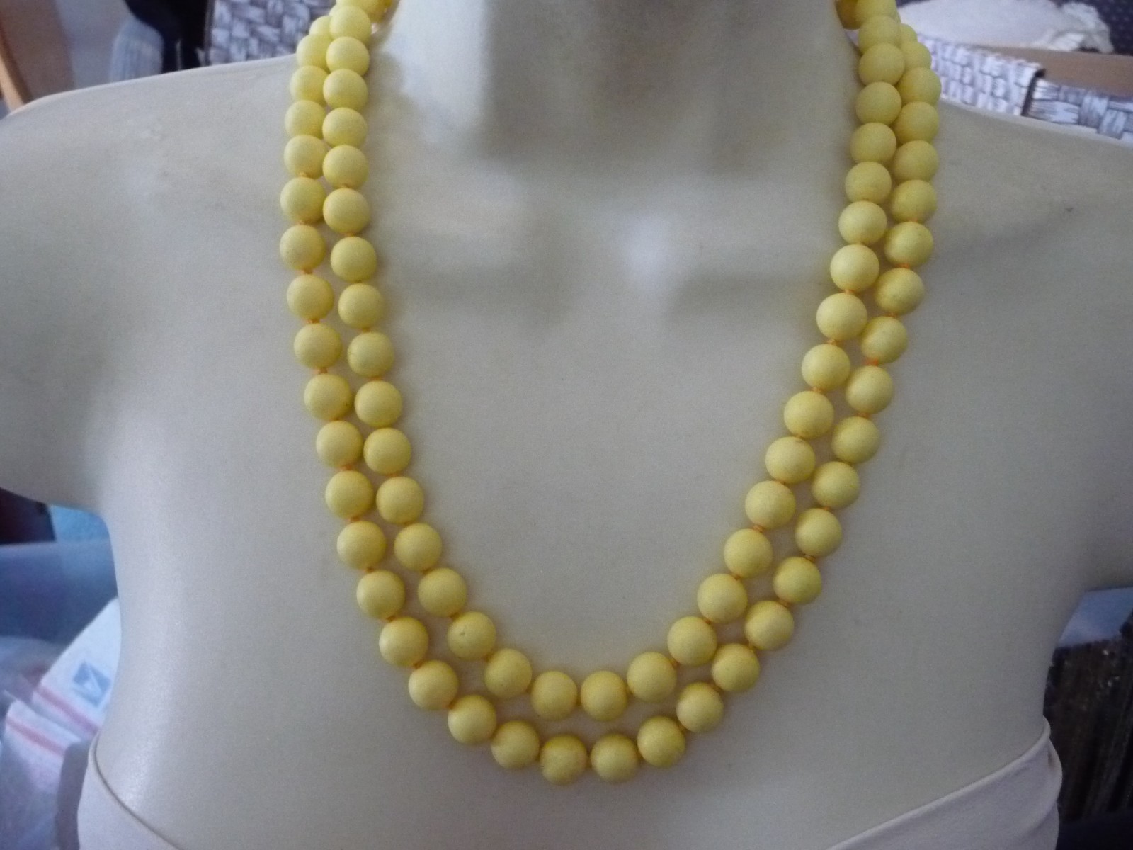 VTG JAPAN 10”L 2 STRAND LIGHT YELLOW BEADS 10”L NECKLACE #32/29