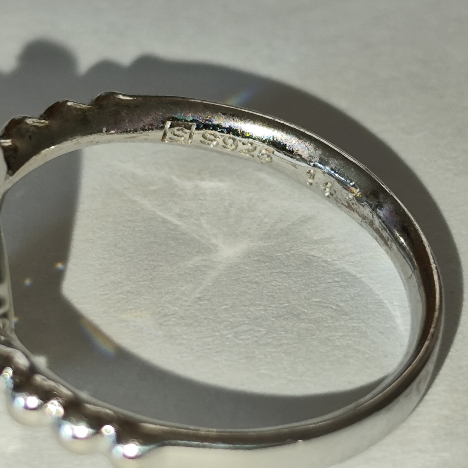 Silver ring size 52 with sparkling crystal in brilliant cut mint condition