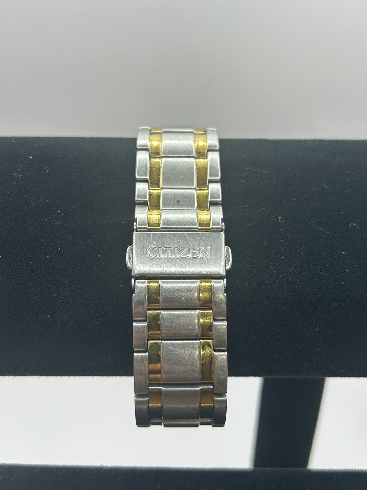 Citizen Eco-Drive Mens Stainless Steel 2-Tone Watch E111-S084211- Nice Working