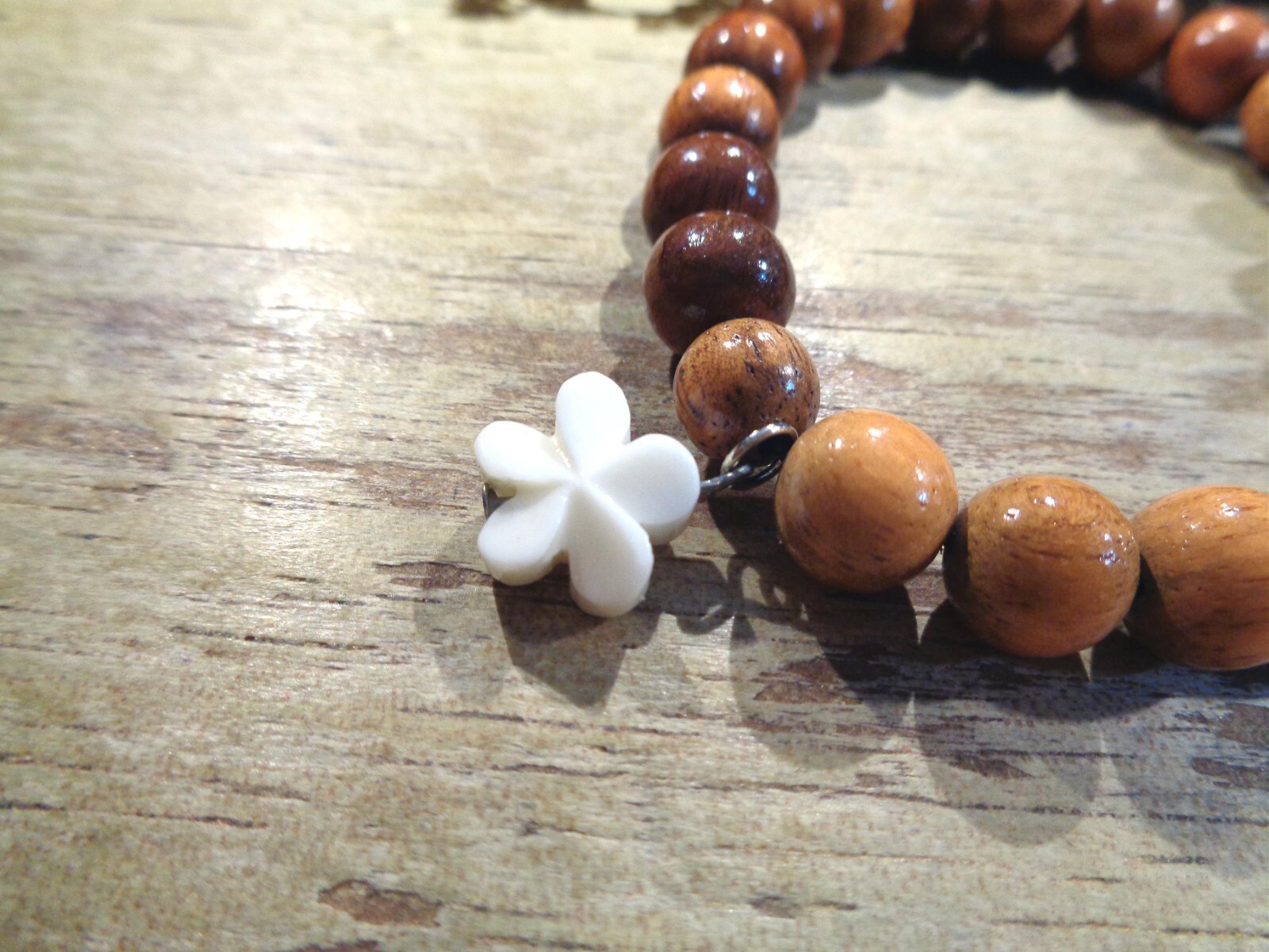 10MM HAWAIIAN KOA WOOD ROUND BALL BEAD & CARABAO BONE PLUMERIA STRETCH BRACELET