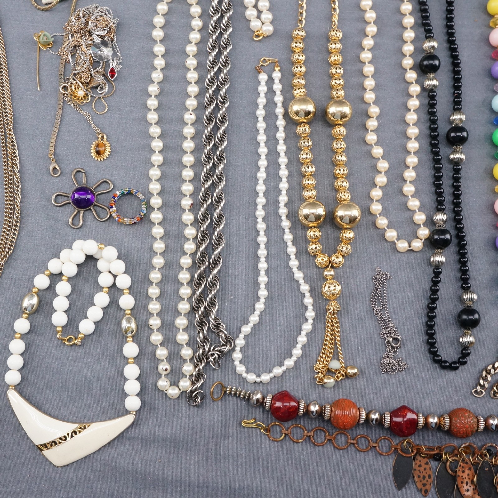 Lot of 4lb 10oz Vintage/Modern Mixed Costume Jewelry Necklaces Chokers 50+ pcs