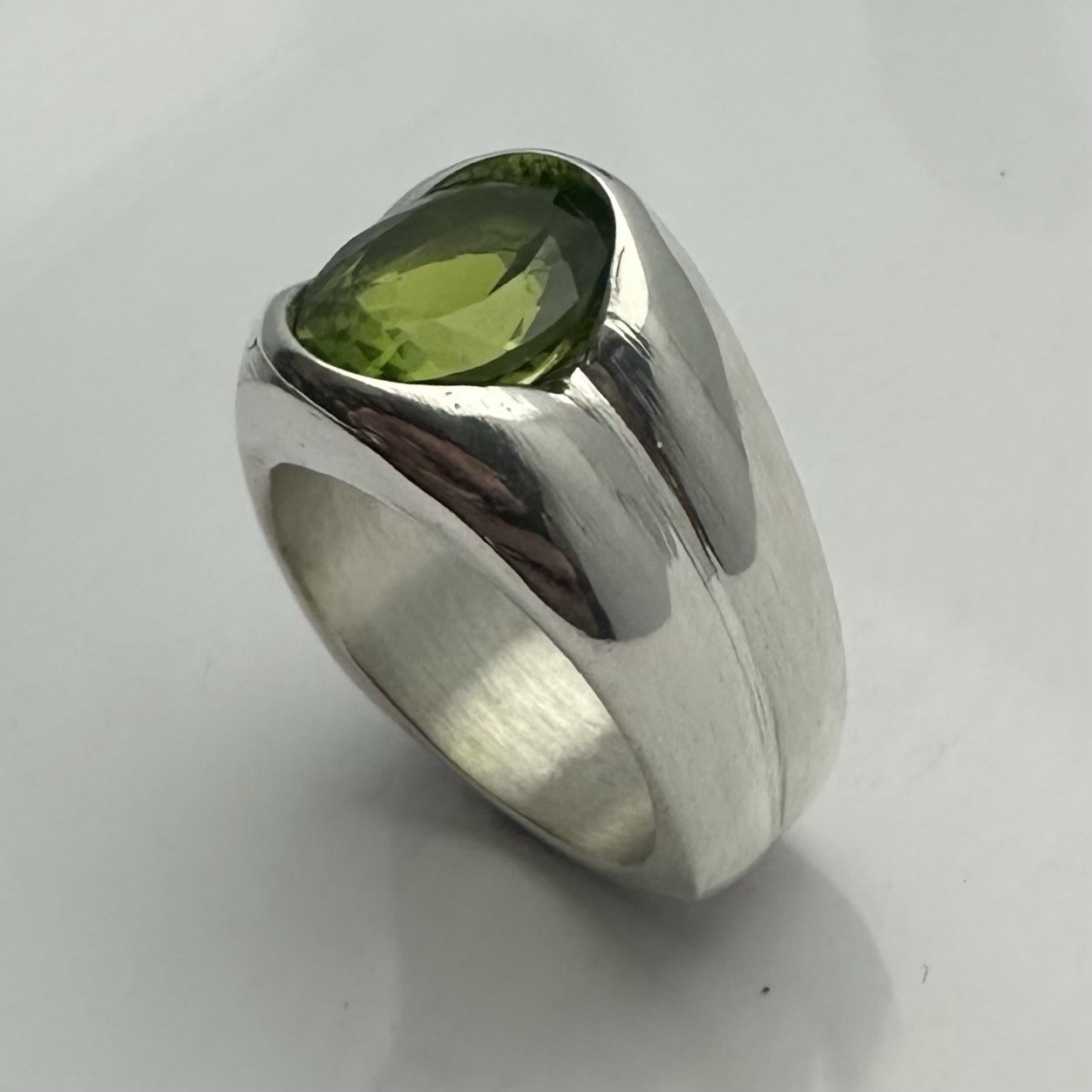 MJG STERLING SILVER MEN’S RING. 12 x 10mm OVAL LAB PERIDOT . SIZE 10.