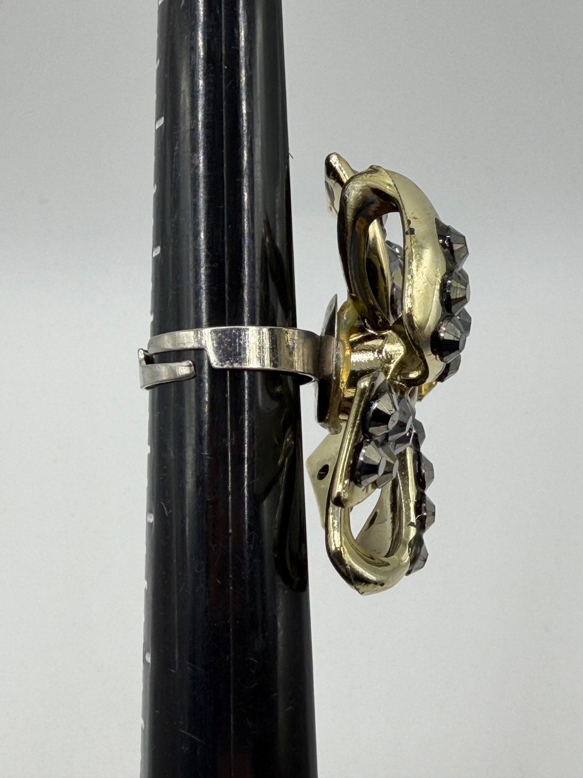 GOLD-TONE BOW BROOCH WITH BLACK YELLOW GRAY CRYSTALS ADJUSTABLE VINTAGE