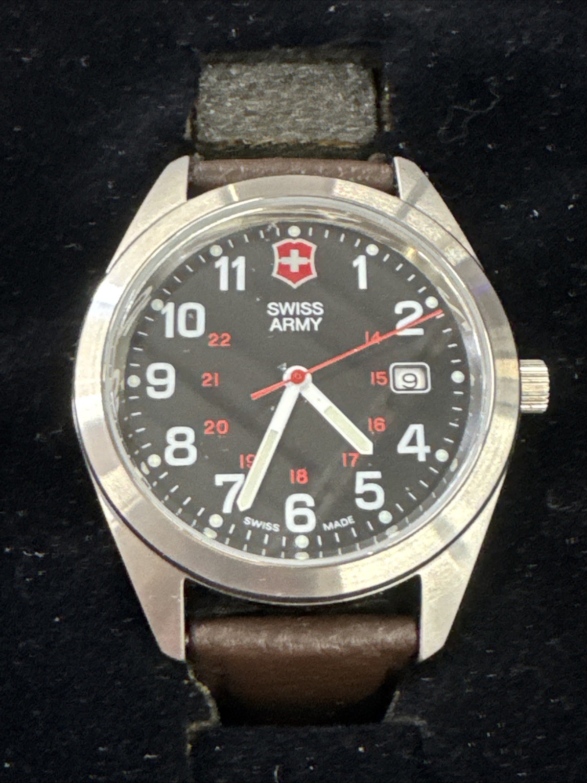 Vintage 90’s Swiss Army Men’s Garrison Watch Men’s Leather Band Watch 241083