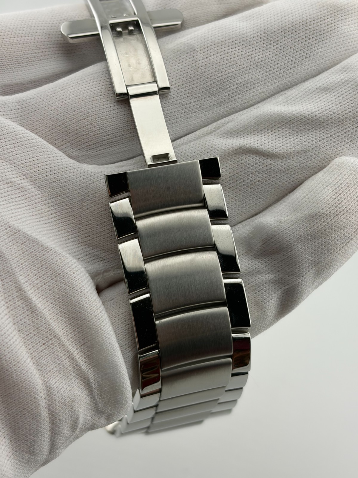 **LAST ONE- BRAND NEW, DISCONTINUED DESIGN – GUCCI 8500M Silver Swiss-Made Watch