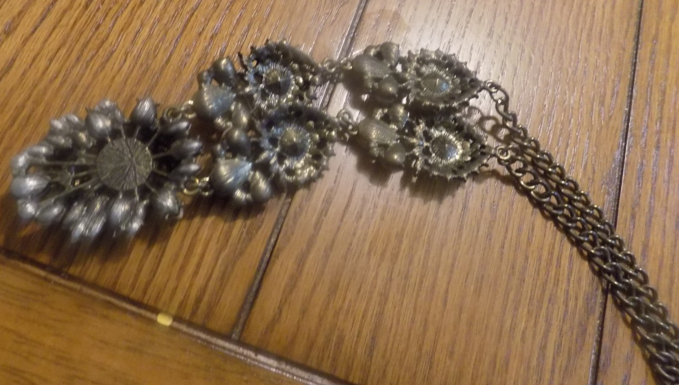 Vtg Statement Bib Necklace Tan, White & Clear Beaded Gold Tone 18″ – 21″ ( 545)