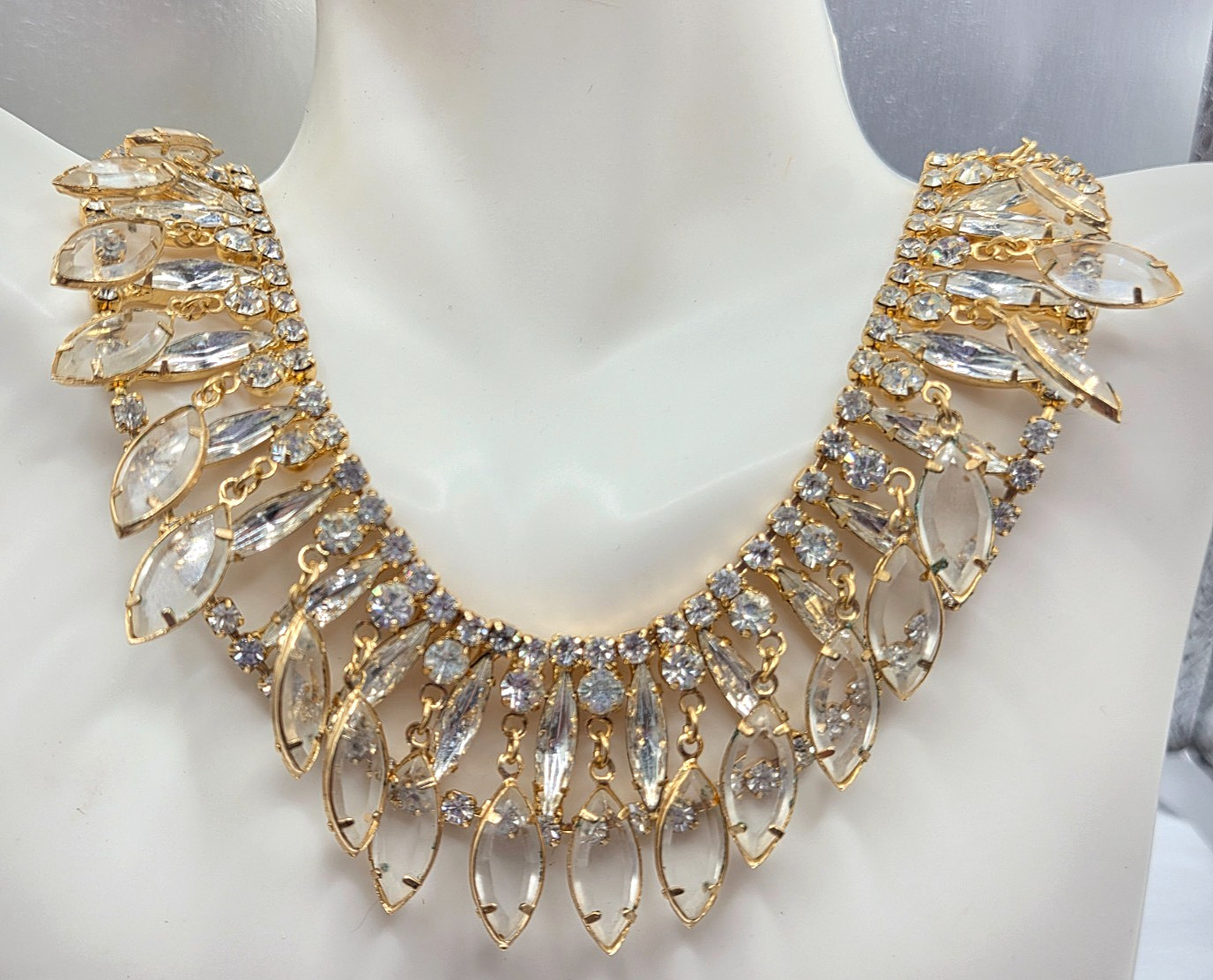 Vintage Juliana White Dangle Bezel Crystal Rhinestone Gold tone Necklace 15″