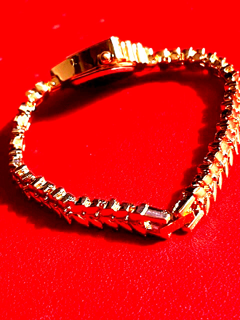 New Womens Petite Dia/Gold Classy, Nice pretty girl timepiece.New battery..LOOK