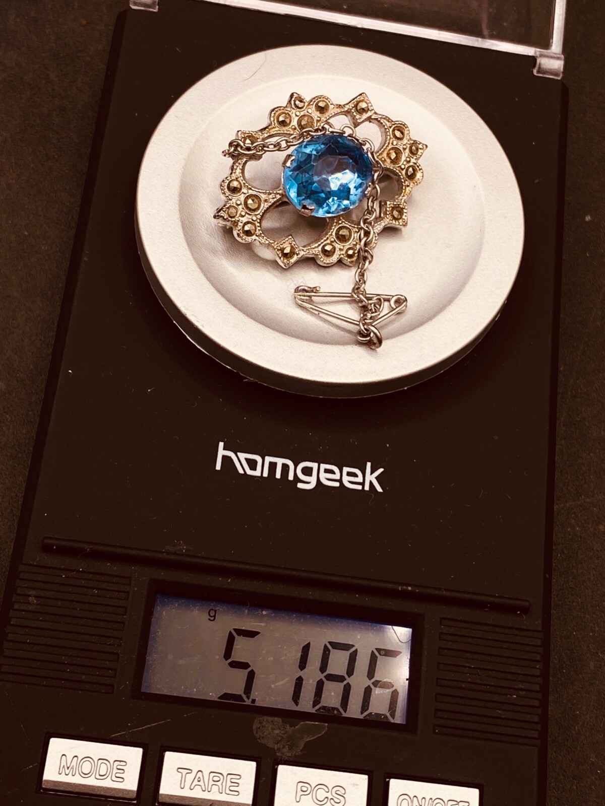 Brooch Blue Glass ‘Sapphire’ Stone Gold Tone Mount with Safety Chain approx 30mm
