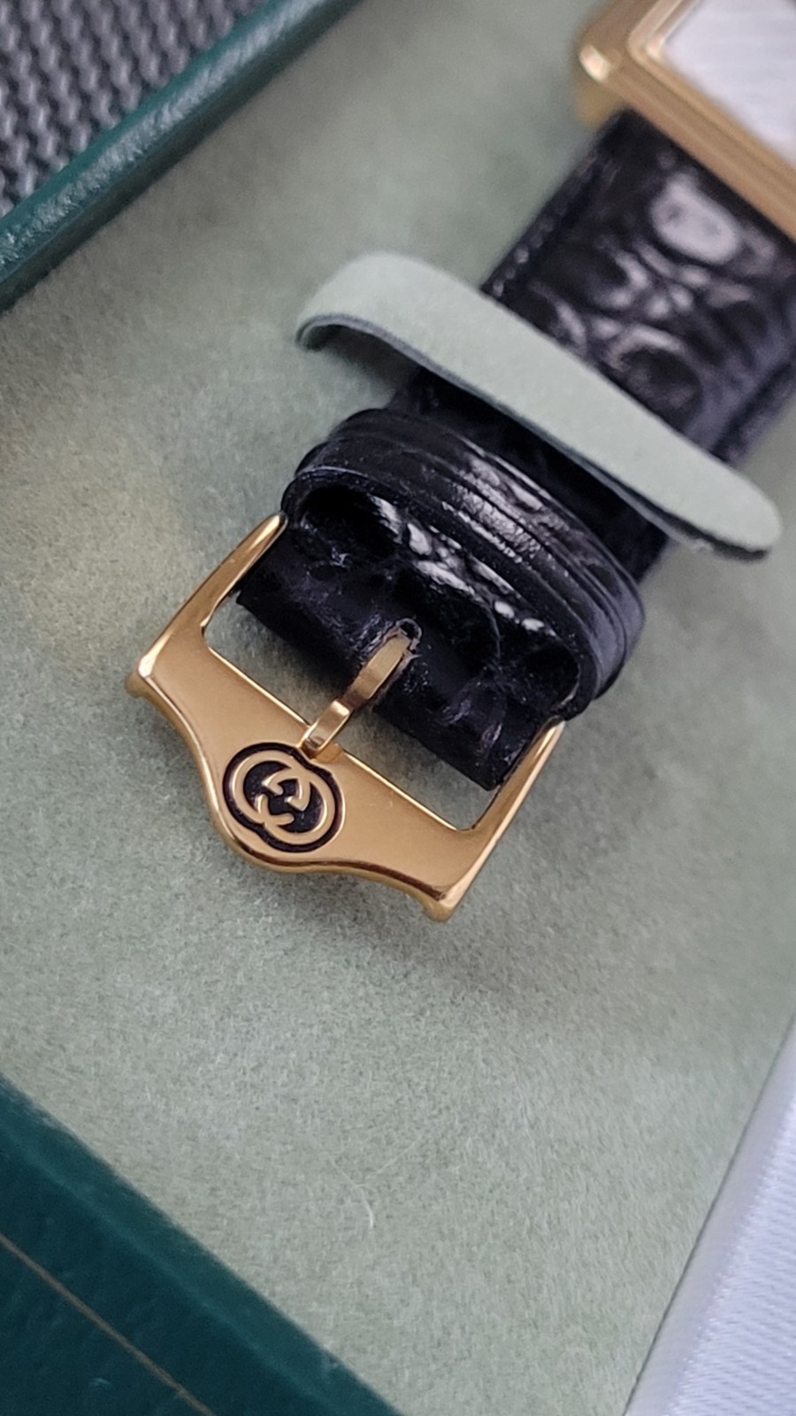 Gucci Ladies💃Watch,Authentic Swiss Made,Beautiful,Scratch Free Crystal,28MM CS
