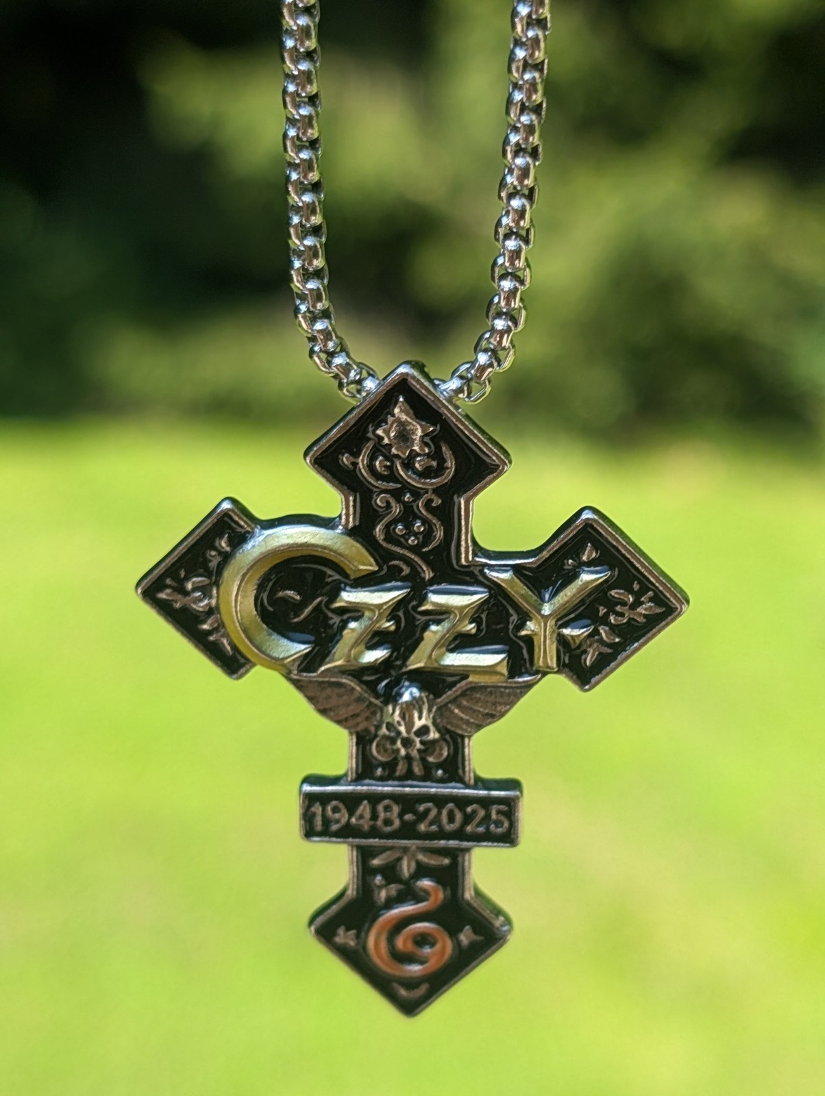 Ozzy Osbourne 1948 – 2025 Memorial Cross Necklace 1.5″ Metal Pendant Chain 22″ G