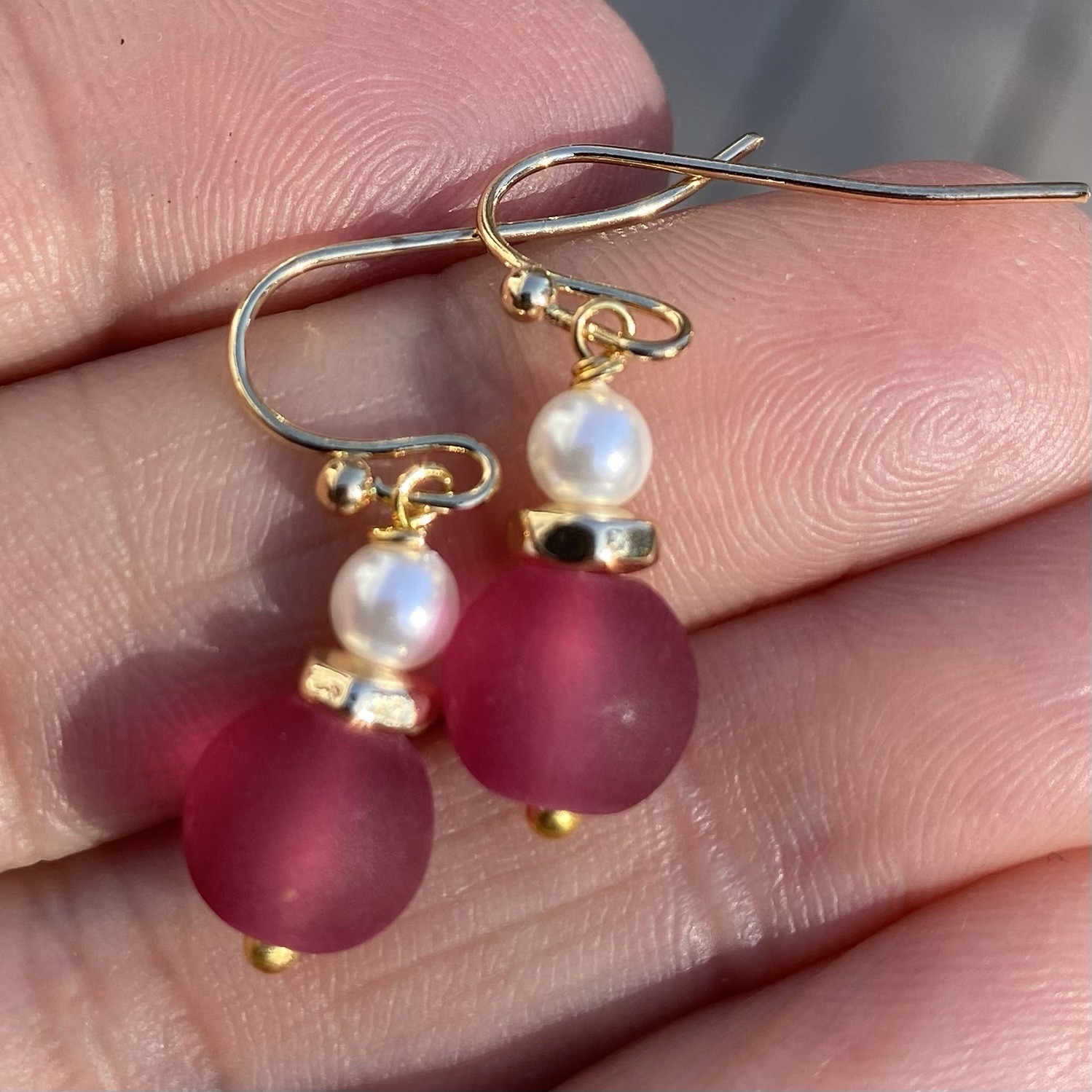 Min Favorit Fuchsia Pink Sea Glass, White Freshwater Pearl & Gold Pl Earrings