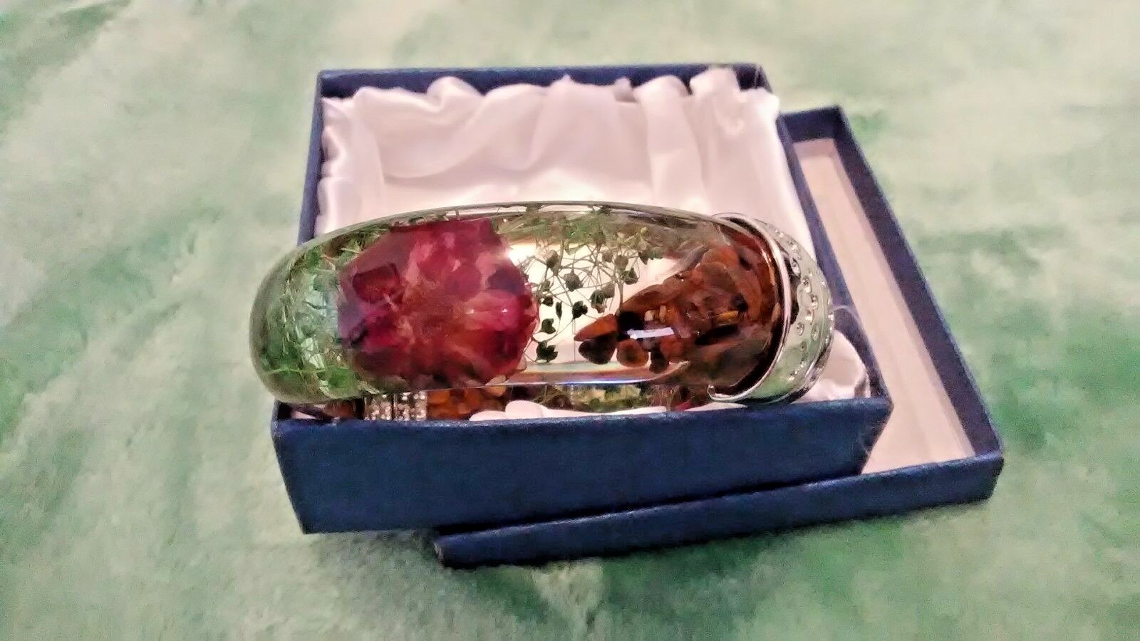 Bold South African Tigers Eye Chips Lucite Silver Tone Bangle (8 in) 100.00 cts