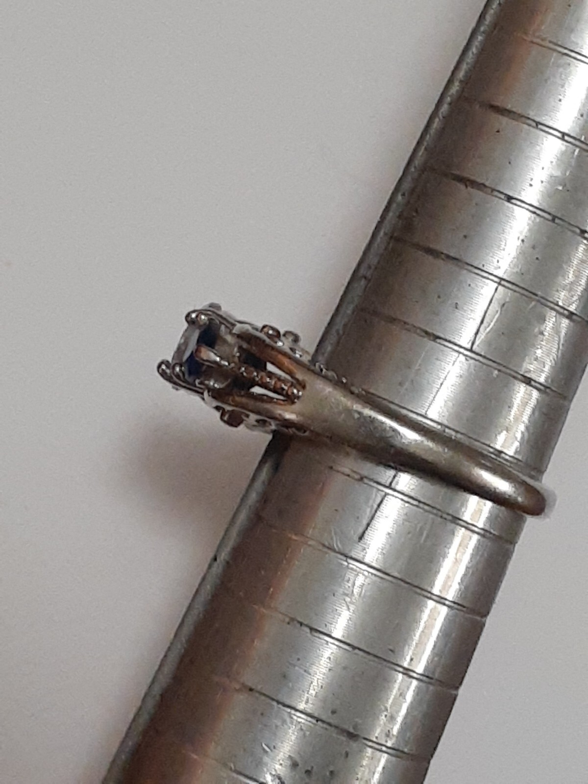 blue & white/colorless prong set stone trio Silvertone ring size 6.5