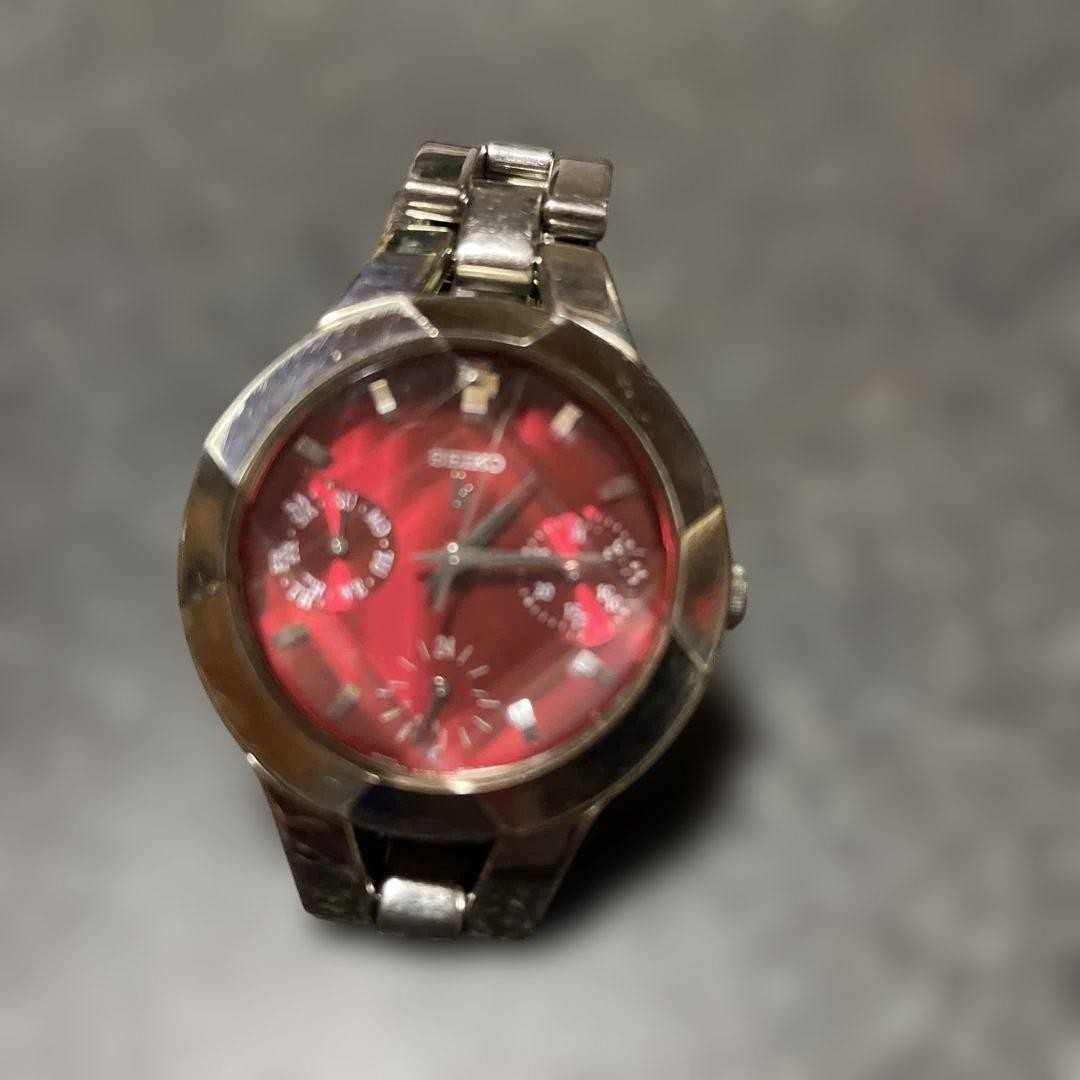 My chronograph watch with a red dial doesn’t work.